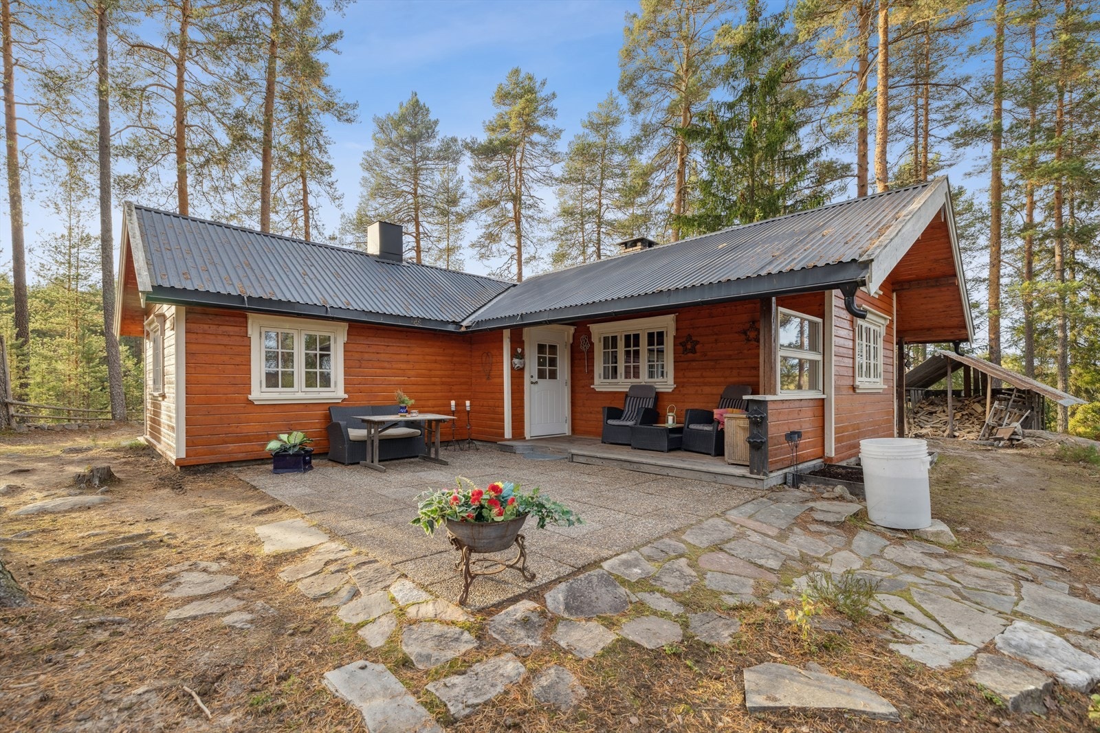 Ved hovedinngangen mot syd er det en overbygget platting på 7 m². Galleribilde