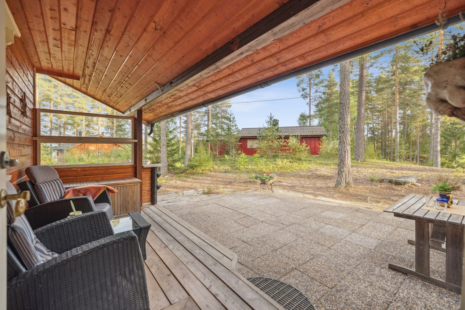 Uteplassene er bygget i impregnerte materialer og gir flere muligheter for å nyte naturen rundt hytta. Galleribilde