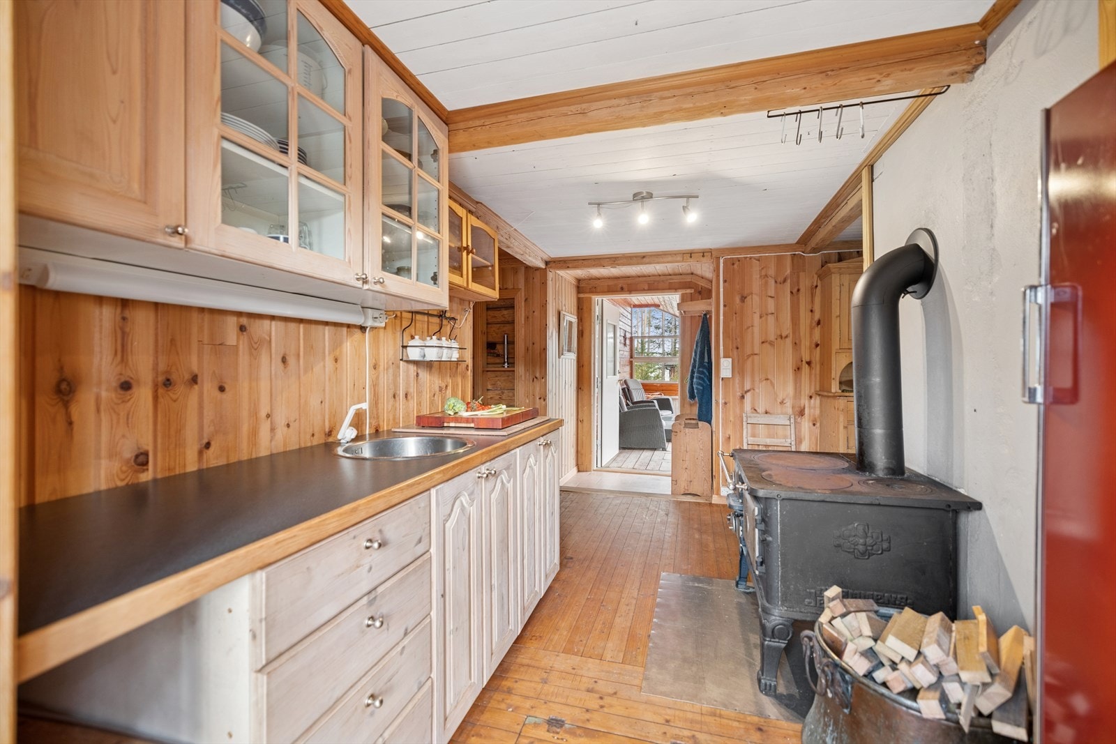 En klassisk vedkomfyr med tre kokeplater gir både varme og en autentisk hyttefølelse. Galleribilde