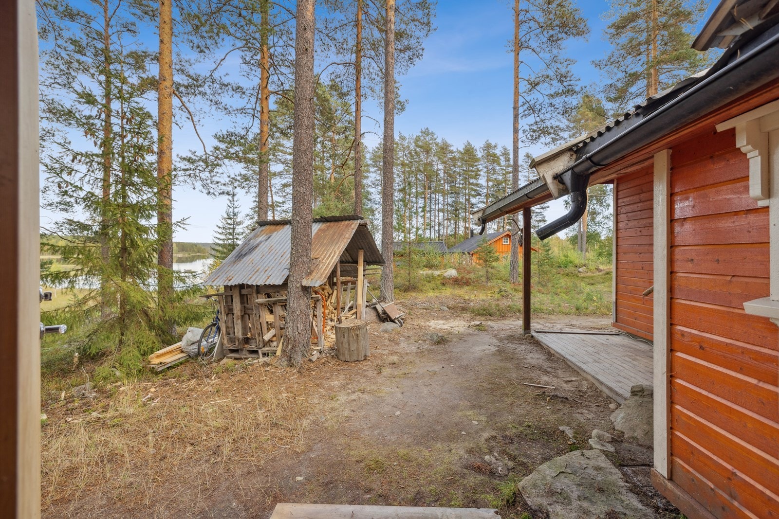 Mot nord er det en overbygget platting på 6 m², som også gir plass for vedlagring. Galleribilde