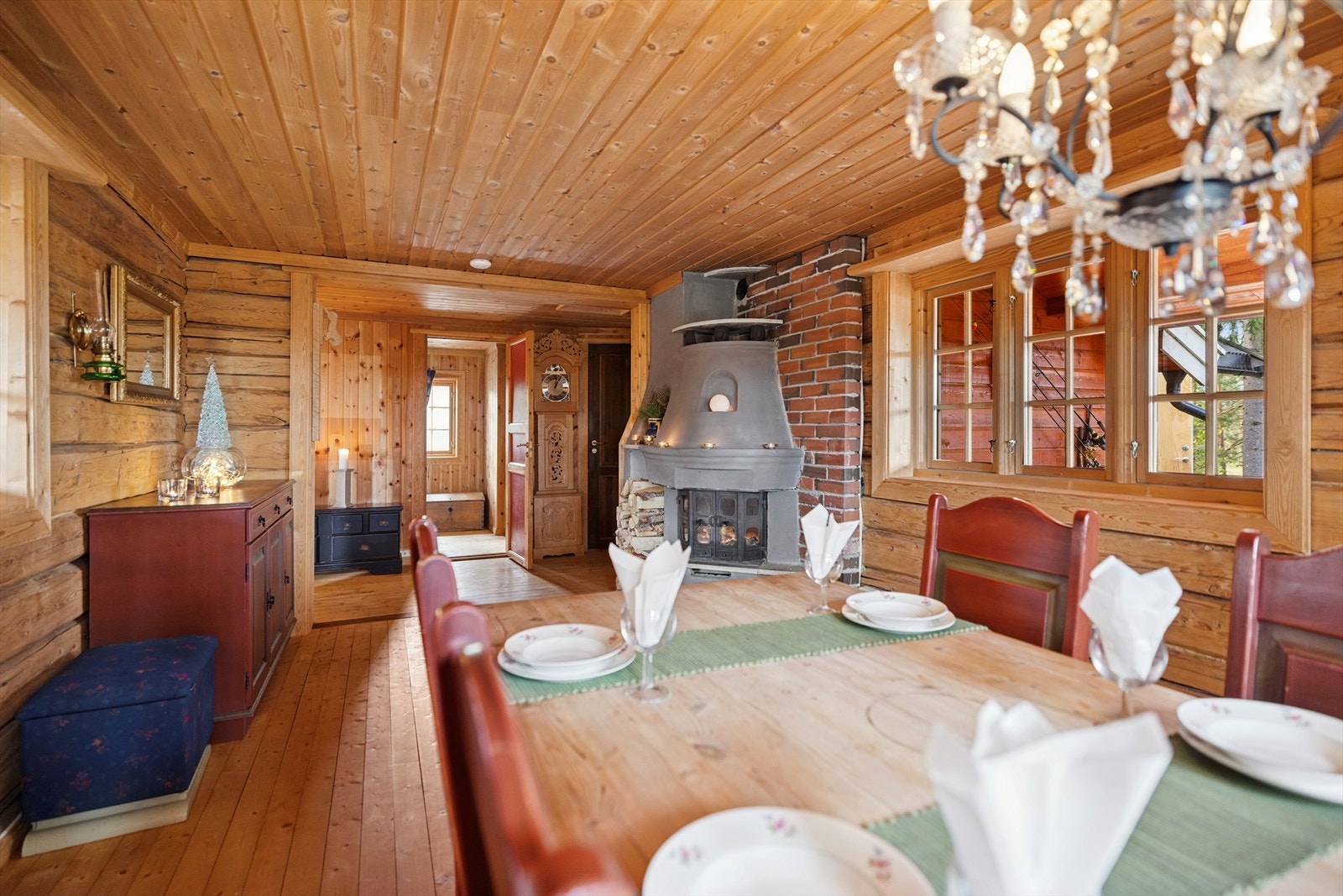 Fra spisestuen er det en åpen løsning mot gangen som fordeler tilgang til soverommene. Galleribilde