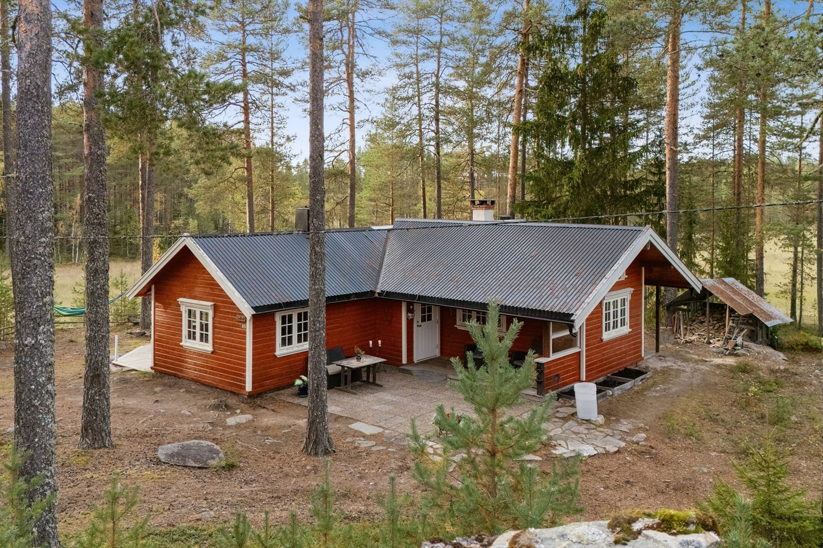 Hytta har en solid konstruksjon med bindingsverk og laft, og taket er tekket med profilerte stålplater. Galleribilde