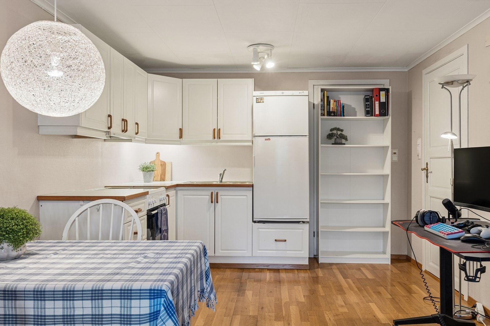 Kjøkkenet er velholdt, innredning med profilerte fronter og laminat benkeplate. Det er kjøl/fryseskap, oppvaskmaskin og komfyr. Her finnes plass til spisebord ved siden av kjøkkenet, noe som gjør det enkelt å kombinere matlaging og hyggelige måltider. Galleribilde