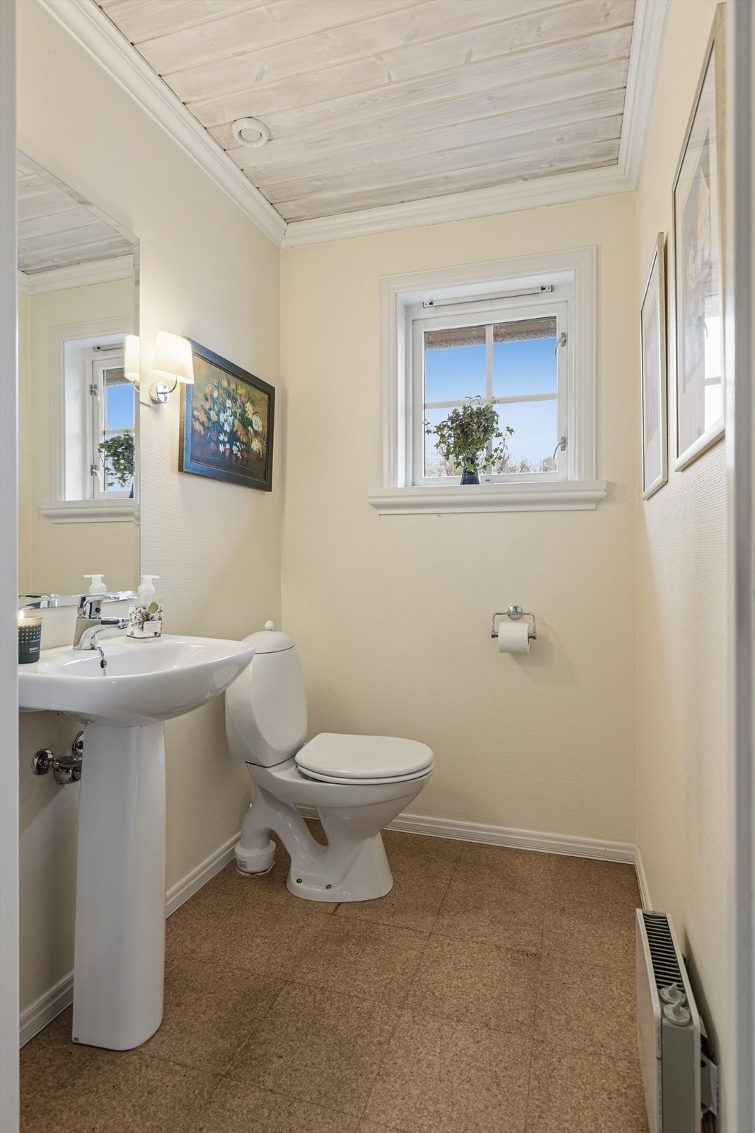 Toalettrom med frittstående toalett og enkel servant. Galleribilde