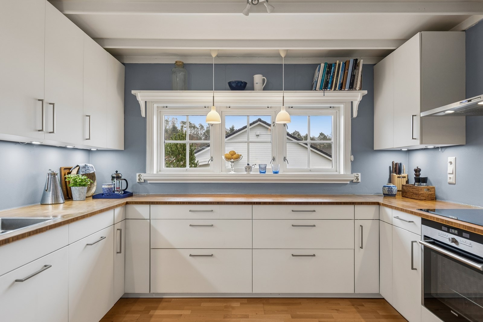 Moderne og funksjonelt kjøkken fra Alno kjøkken, innredning med glatte fronter og benkeplate av heltre. Galleribilde