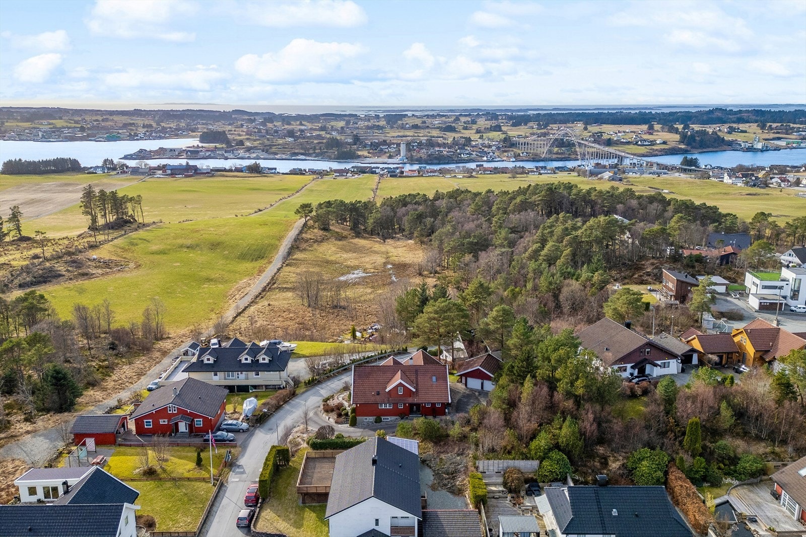 Et meget populært og barnevennlig boligområde med en rolig og attraktiv beliggenhet. Boligen har en tilbaketrukket beliggenhet på høyden med lite innsyn fra øvrig bebyggelse. Galleribilde