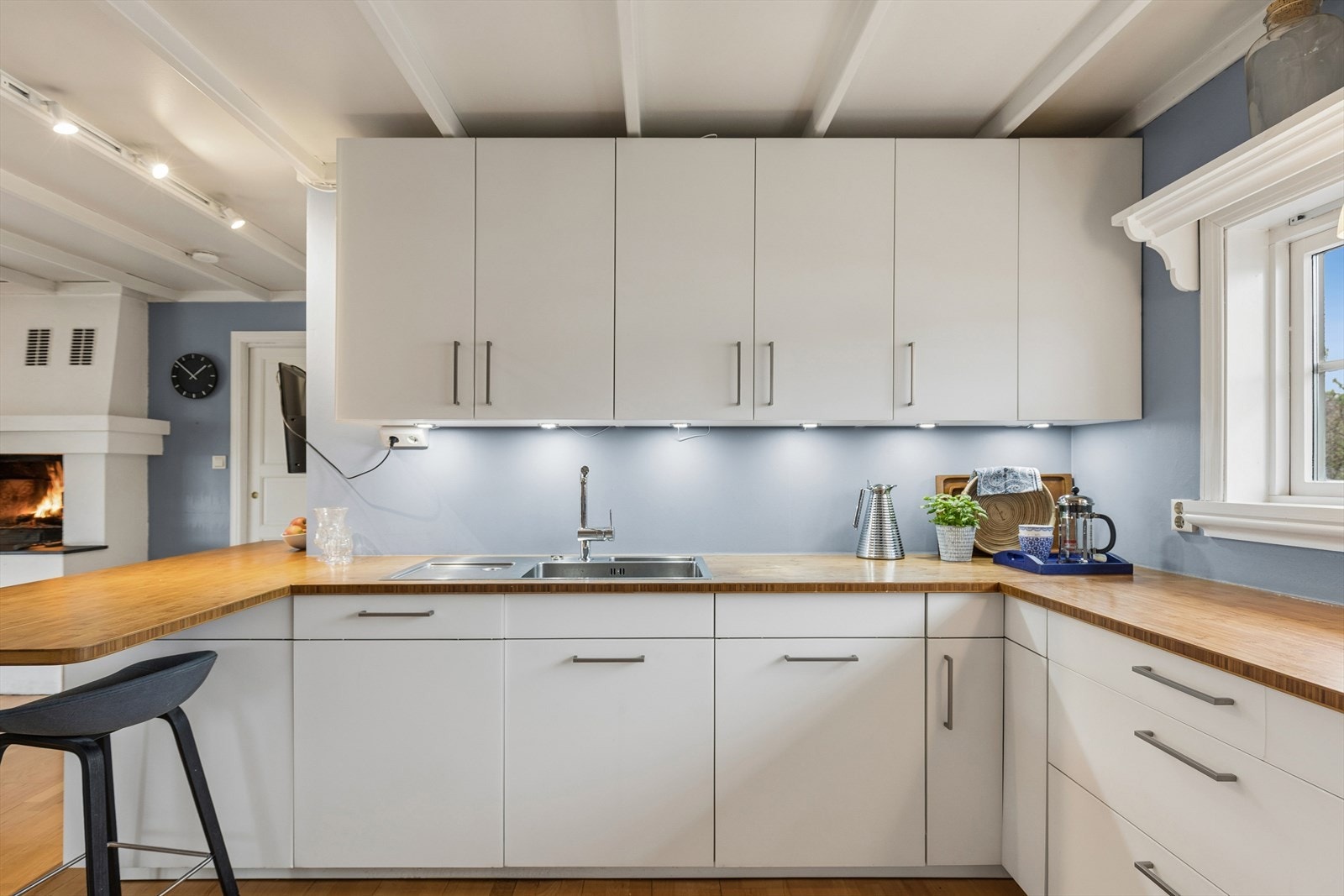 Det er kjøl/frys, oppvaskmaskin, platetopp og stekeovn. Kjøkkenventilator med avtrekk ut. Godt med skap- og benkeplass. Galleribilde