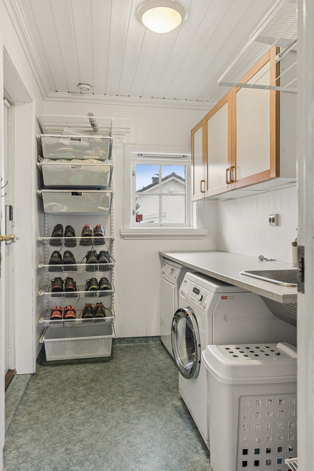 Vaskerommet er praktisk plassert med egen bi-inngang. Gulvet har vinylbelegg, veggene har våtromstapet og taket er malt. Rommet har innredning med nedfelt servant og opplegg for vaskemaskin. Det er mekanisk avtrekk. Galleribilde