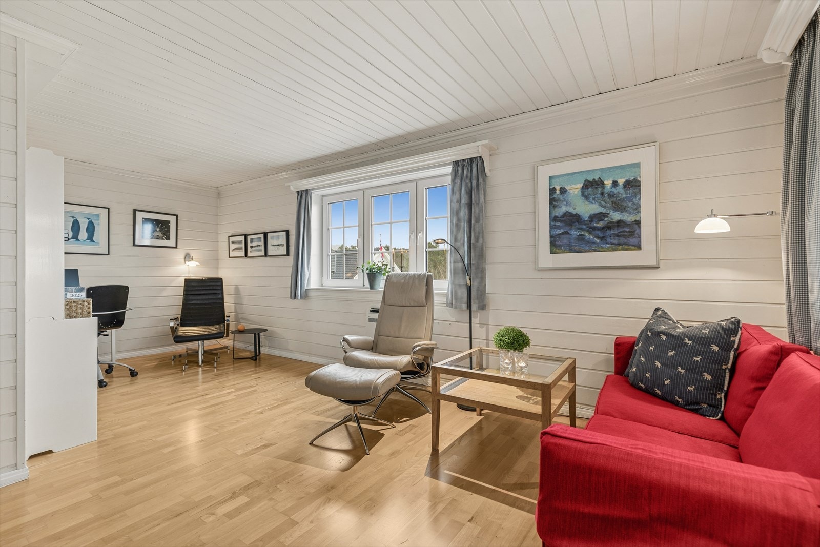 Fra kjøkkenet er det tilgang til en trivelig ekstra stue, ideell som TV-krok, leserom eller hjemmekontor. Her kan rommet enkelt tilpasses ulike behov! Galleribilde