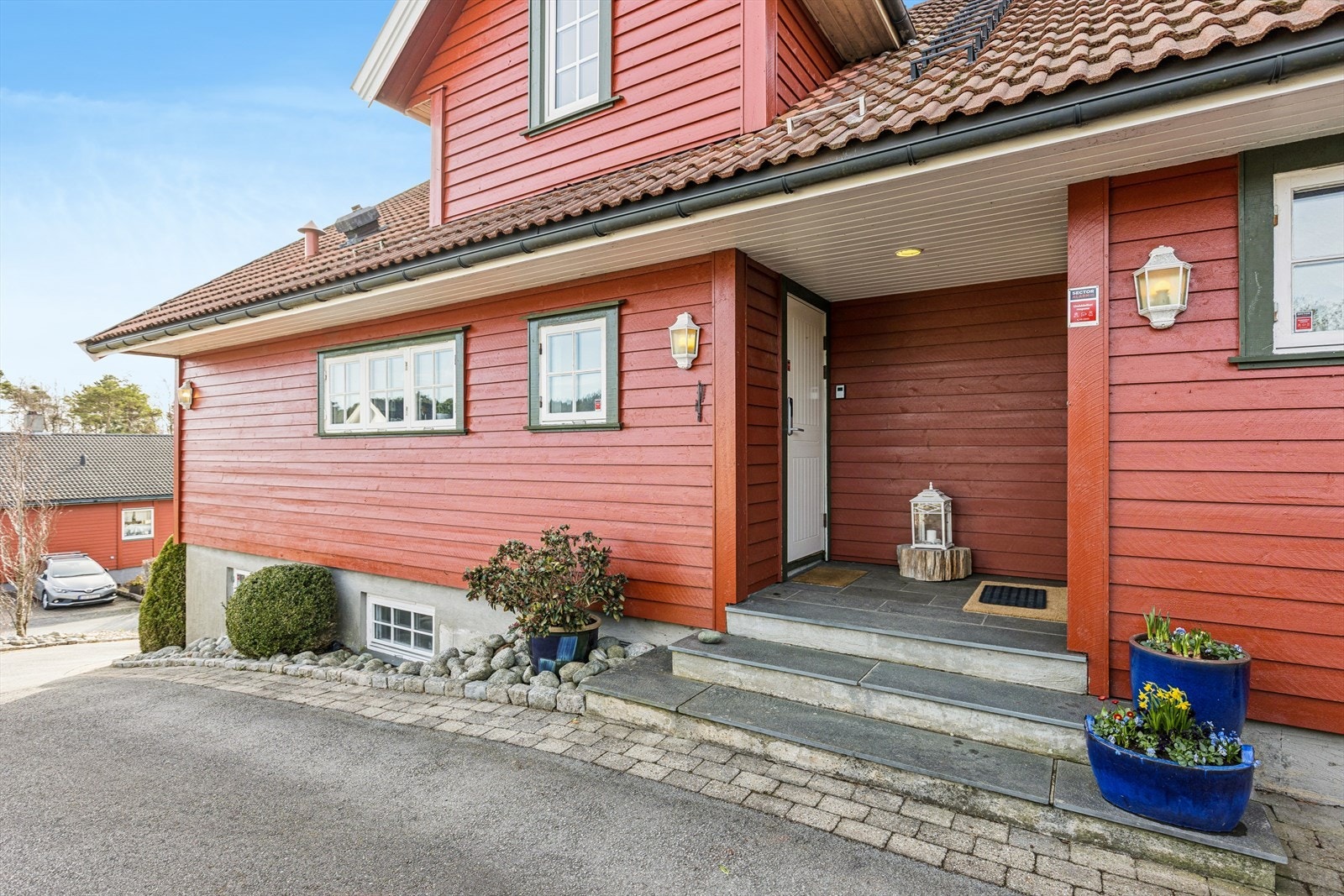 Pent og velstelt inngangsparti. Galleribilde