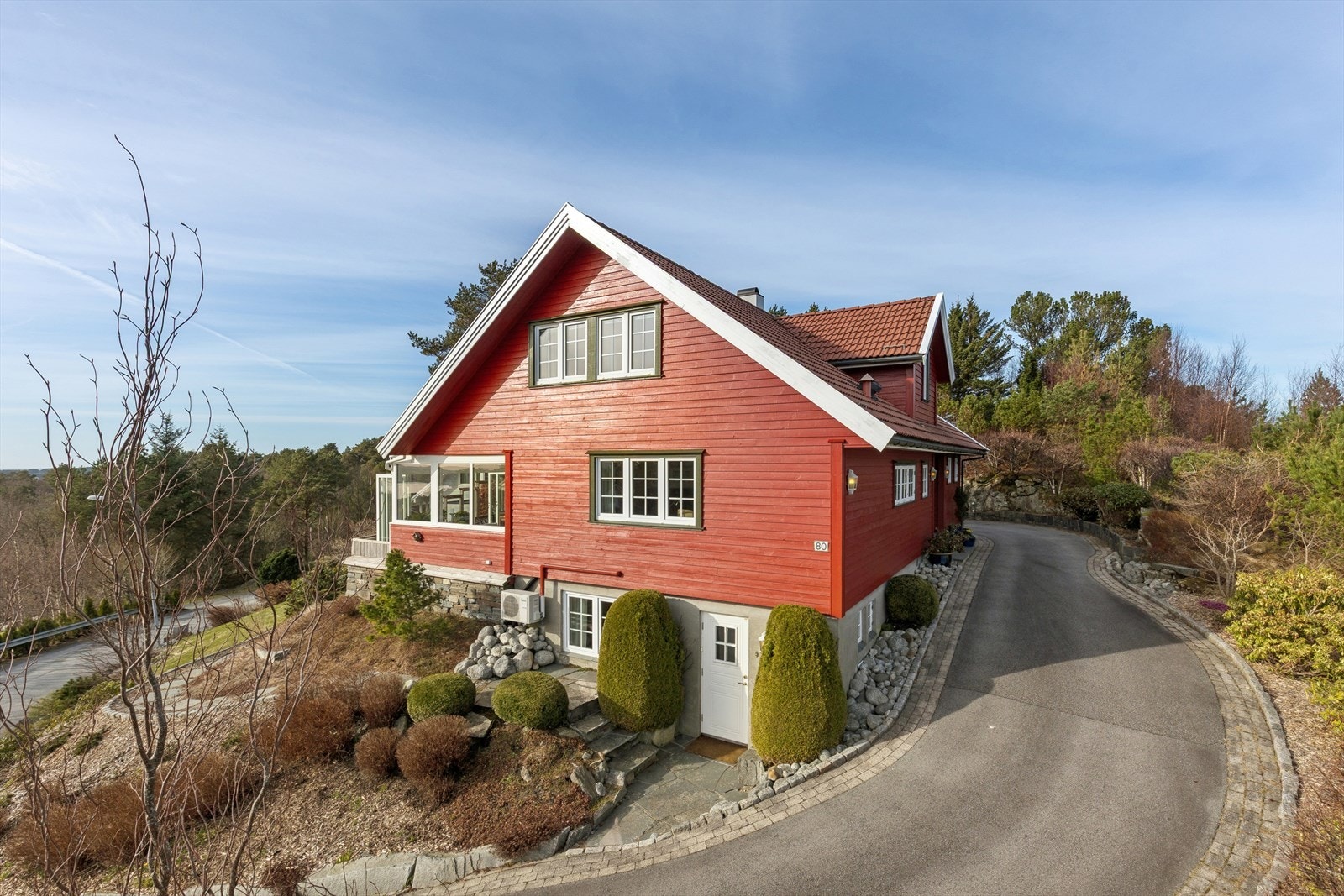 Vegg mot sør og vegg mot nord er etterisolert, og kledningen på disse fasadene er skiftet. Galleribilde