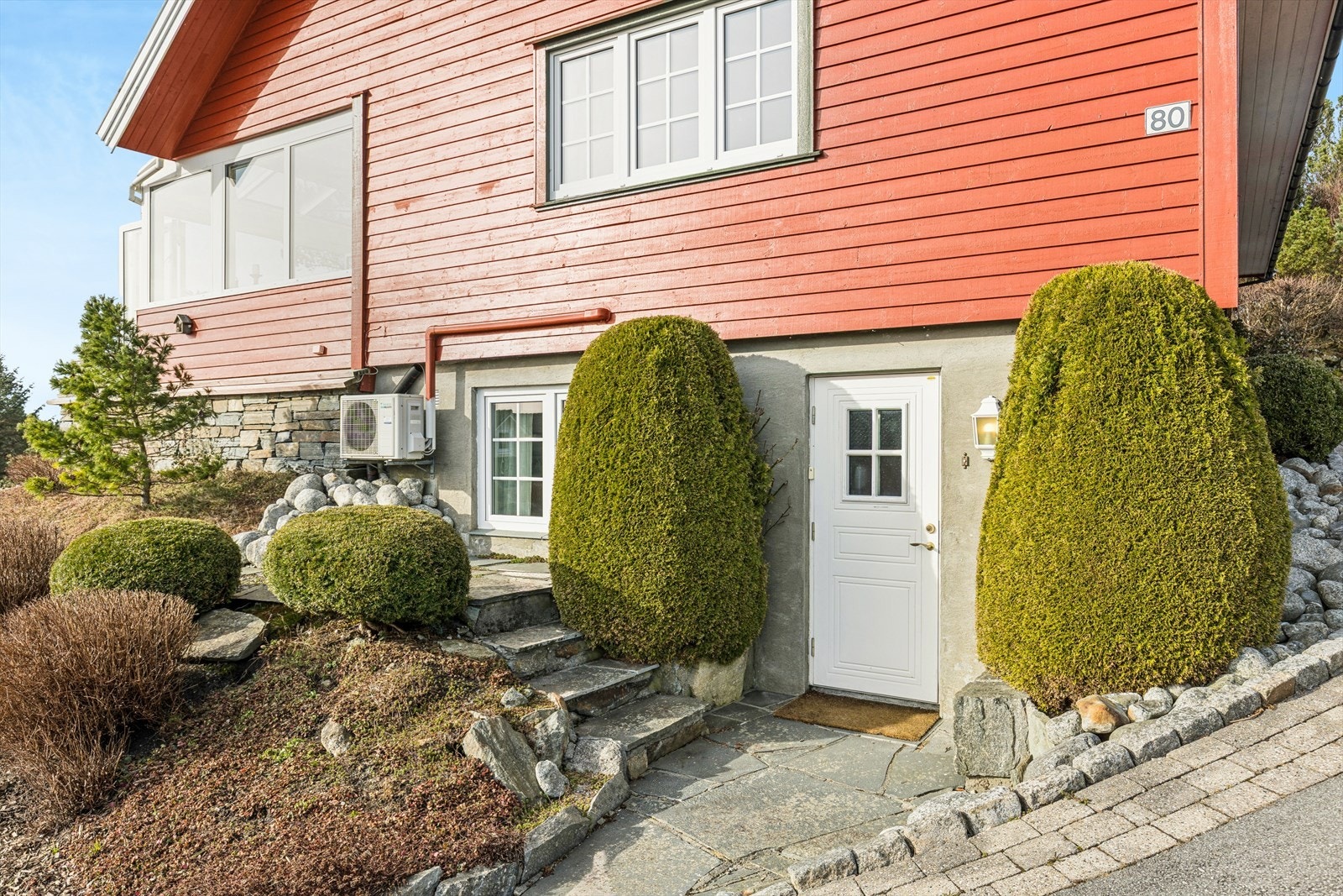 Inngang til kjeller fra sørsiden. Galleribilde