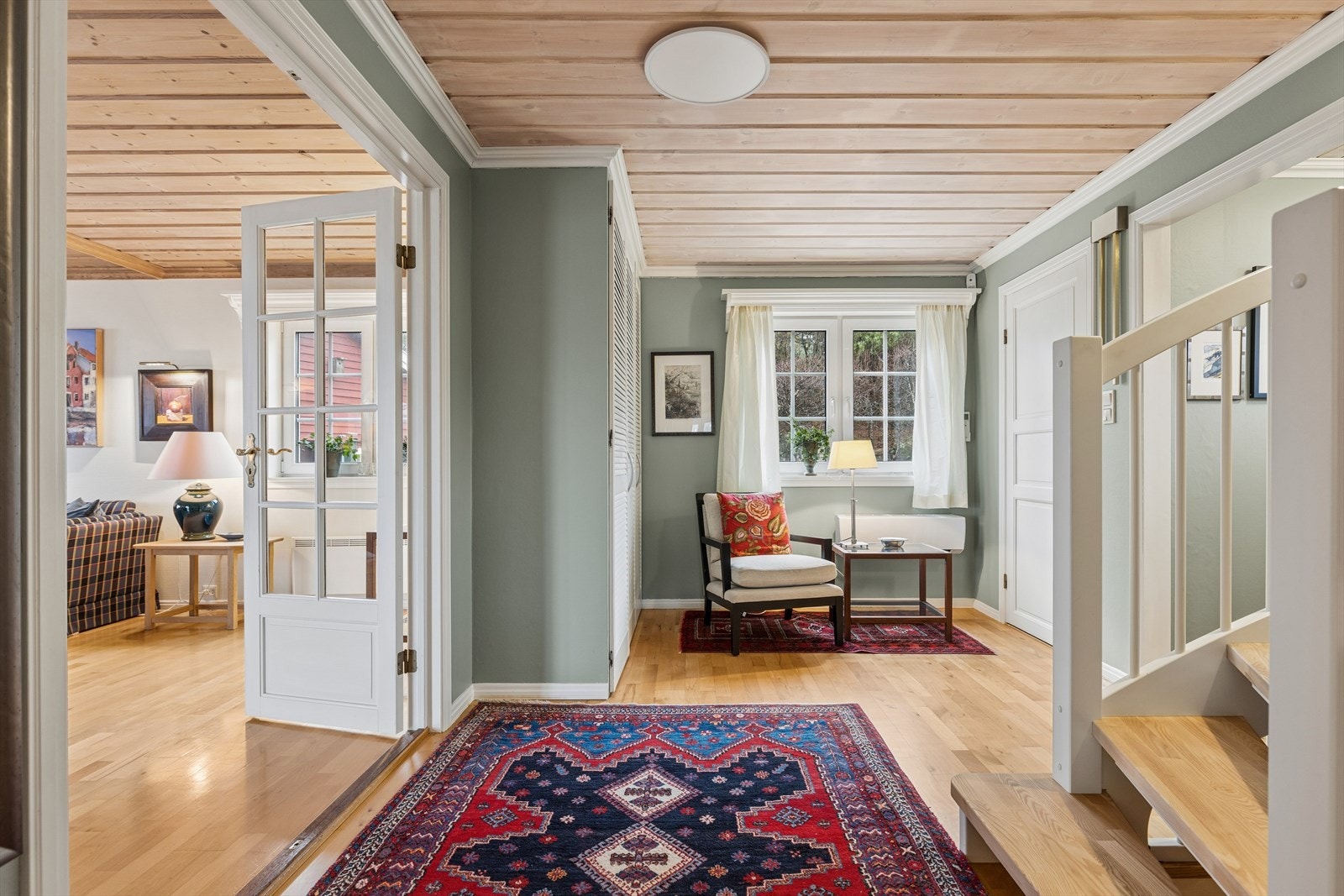 Fra entré kommer du til hallen hvor det er innfelt garderobe med plass til yttertøy. Galleribilde