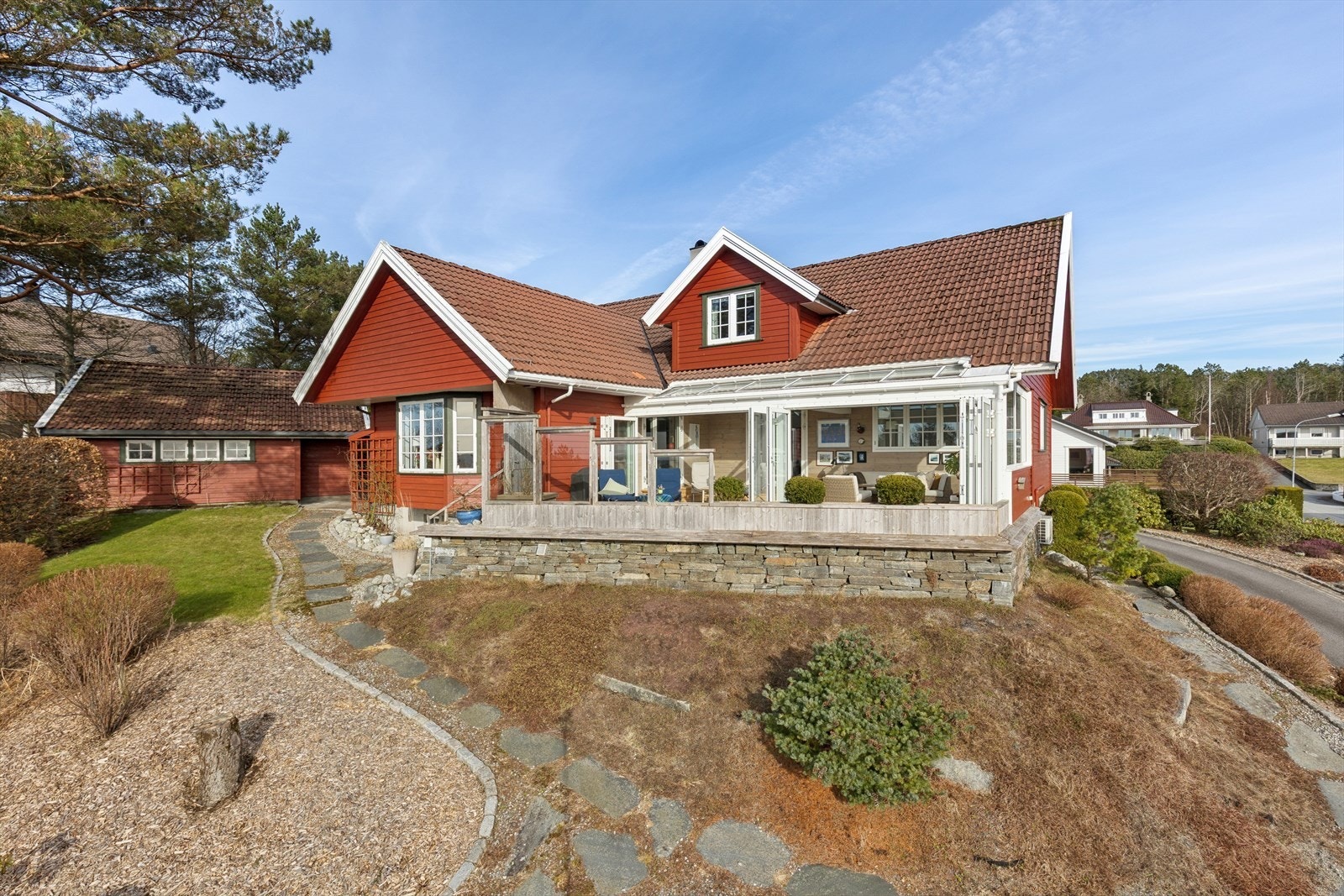 Fra stuen er det direkte utgang til vinterhage m/glassdører ut mot terrasse. Den solrike terrassen vender ut mot hagen og gir en herlig forlengelse av boligens oppholdsarealer. Galleribilde