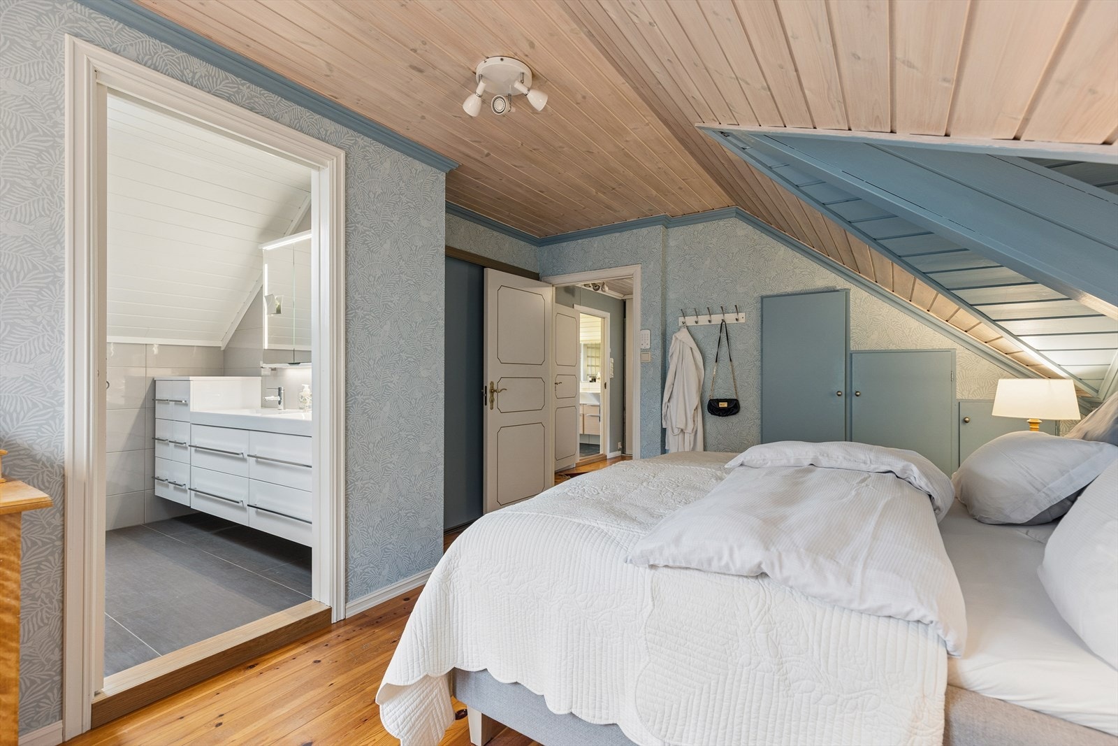 Fra hovedsoverom har du direkte adkomst til bad. Galleribilde