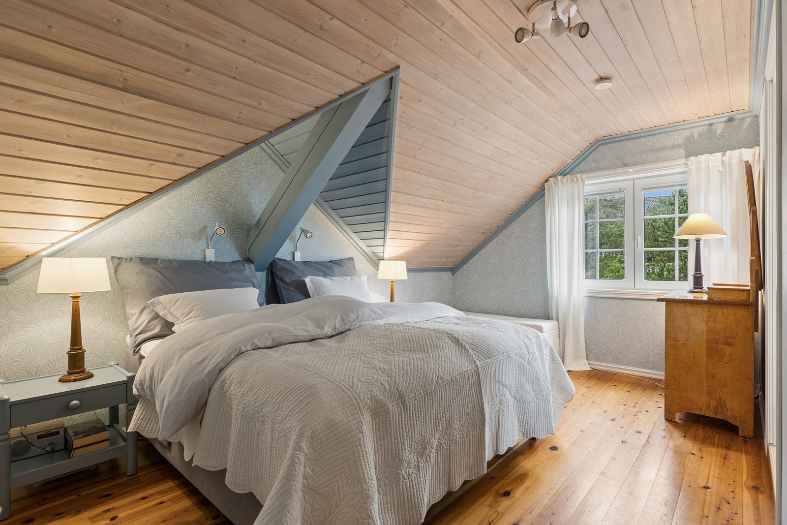 På loftet finner du hele fire soverom - en praktisk og familievennlig løsning som gir rikelig med plass til både store og små. Galleribilde