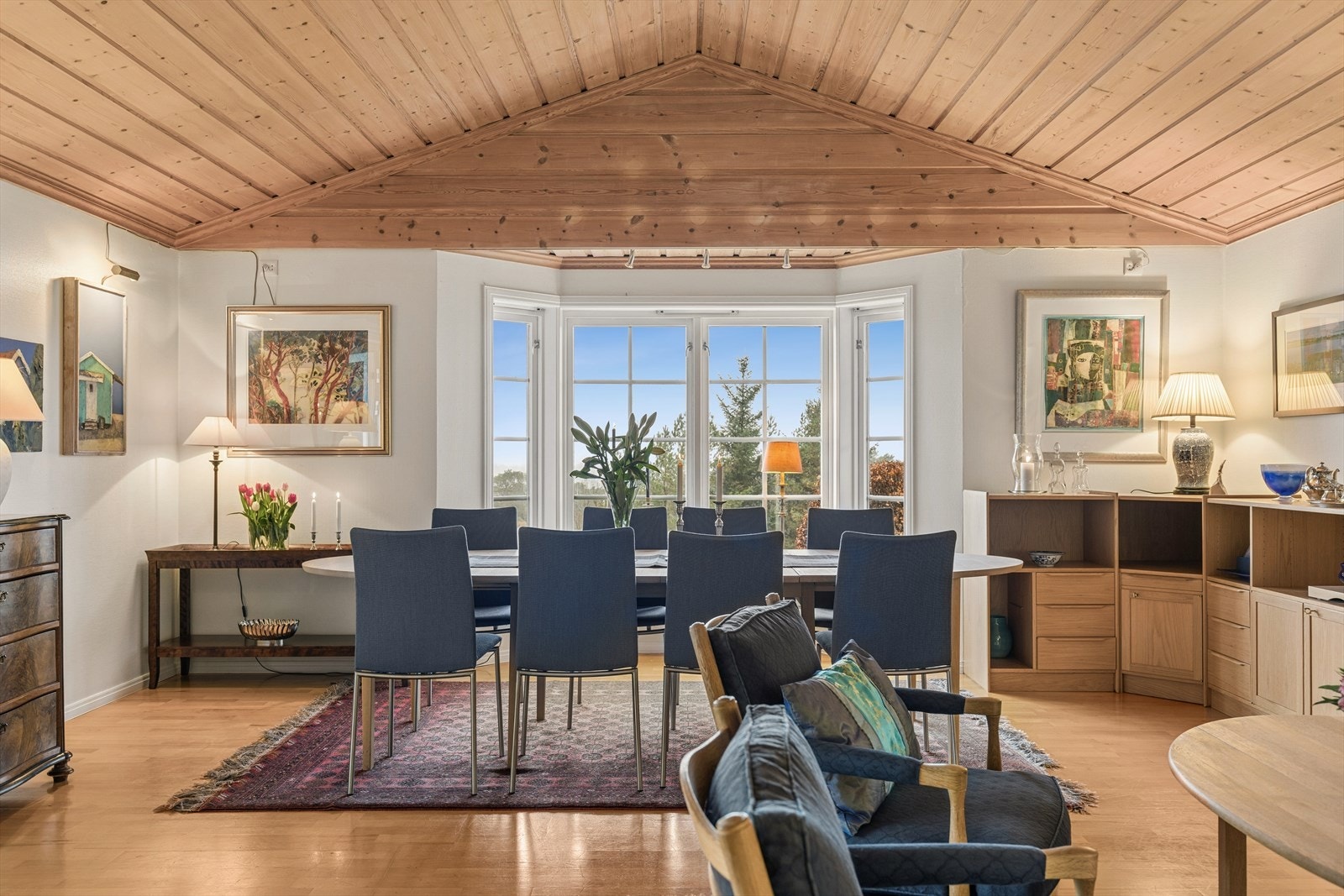 Den gode størrelsen gir rom for både sofagruppe, spisebord og andre personlige møbler som skaper den rette stemningen. Galleribilde