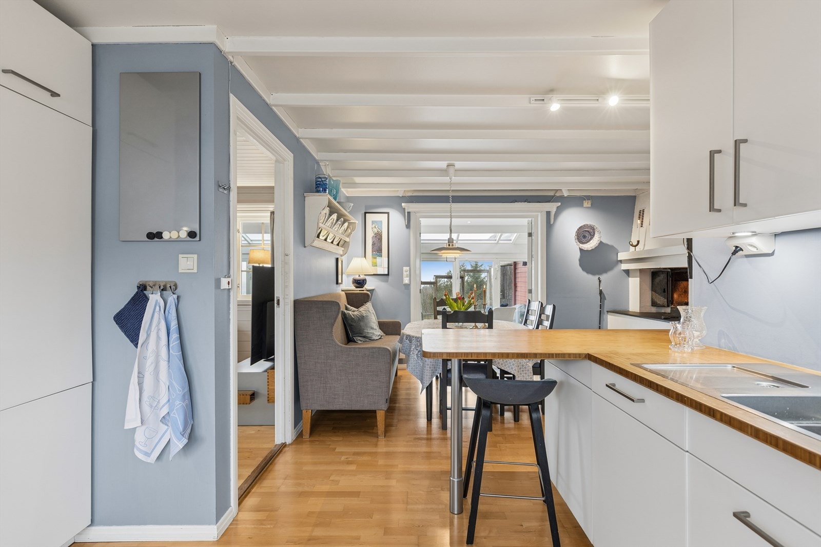 Den åpne løsningen gjør matlagingen sosial, og fra kjøkkenet har du direkte tilgang til den innbydende hagestuen. Galleribilde