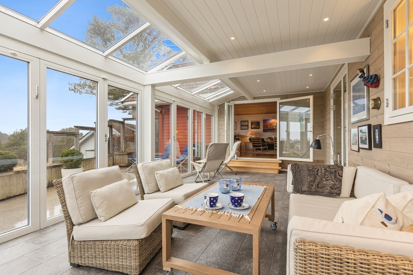 Utgang til vinterhagen fra både stue og kjøkken. Varmekabler i gulv. Galleribilde