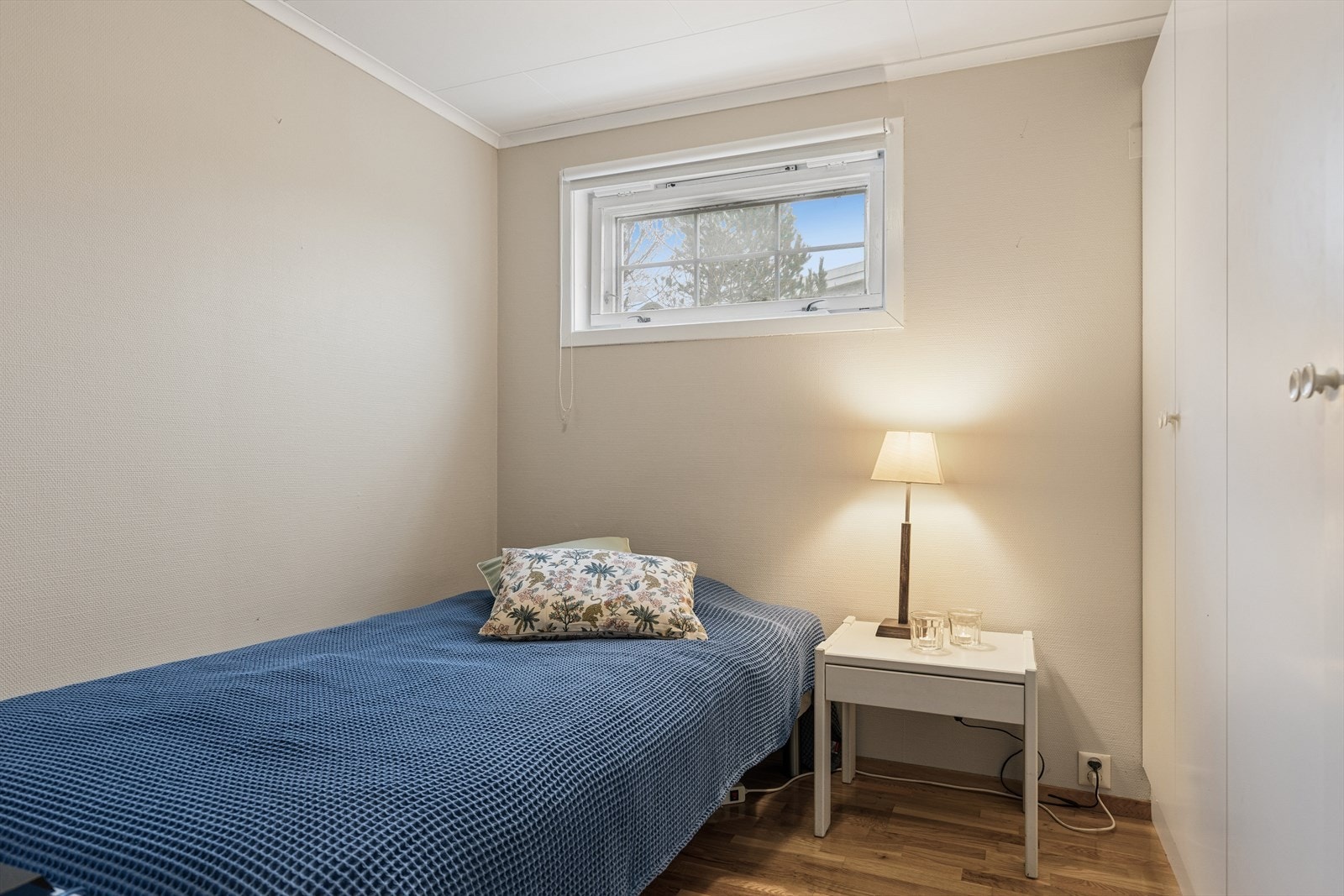 Soverom med plass til enkeltseng og nattbord. Garderobeskap. Galleribilde