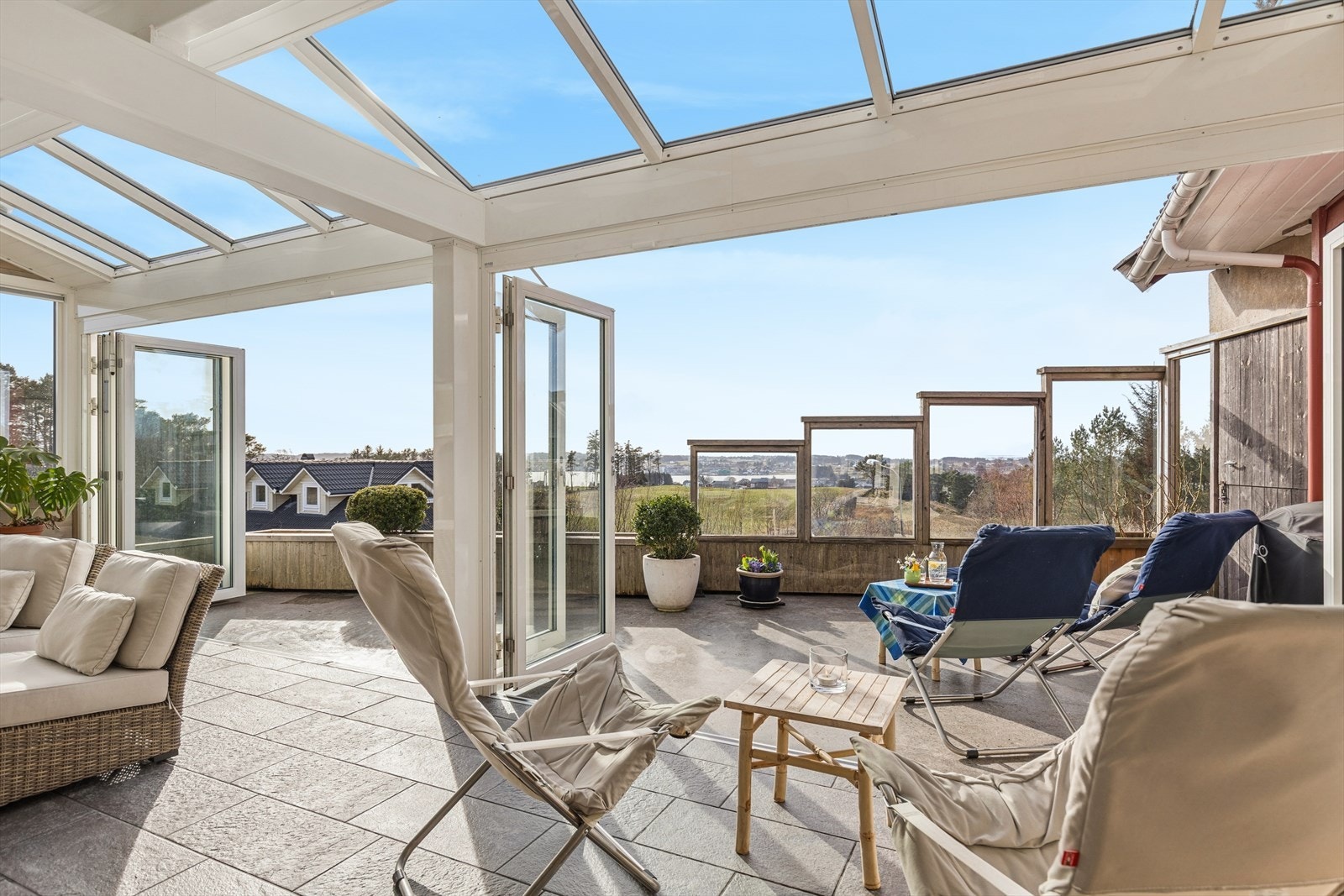 Tilbygg/vinterstue fra 2015. Dette blir en naturlig forlengelse av stuen- et rom man virkelig kan slå seg til ro i. Galleribilde