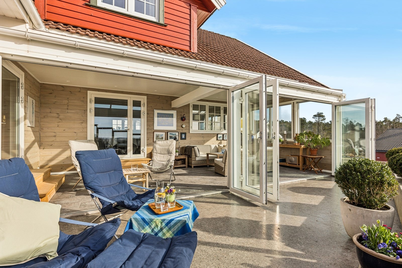 Her får du en fleksibel løsning som enkelt kan tilpasses været - enten du ønsker lune kvelder inne eller en sømløs overgang mellom inne- og uteområdet. Galleribilde