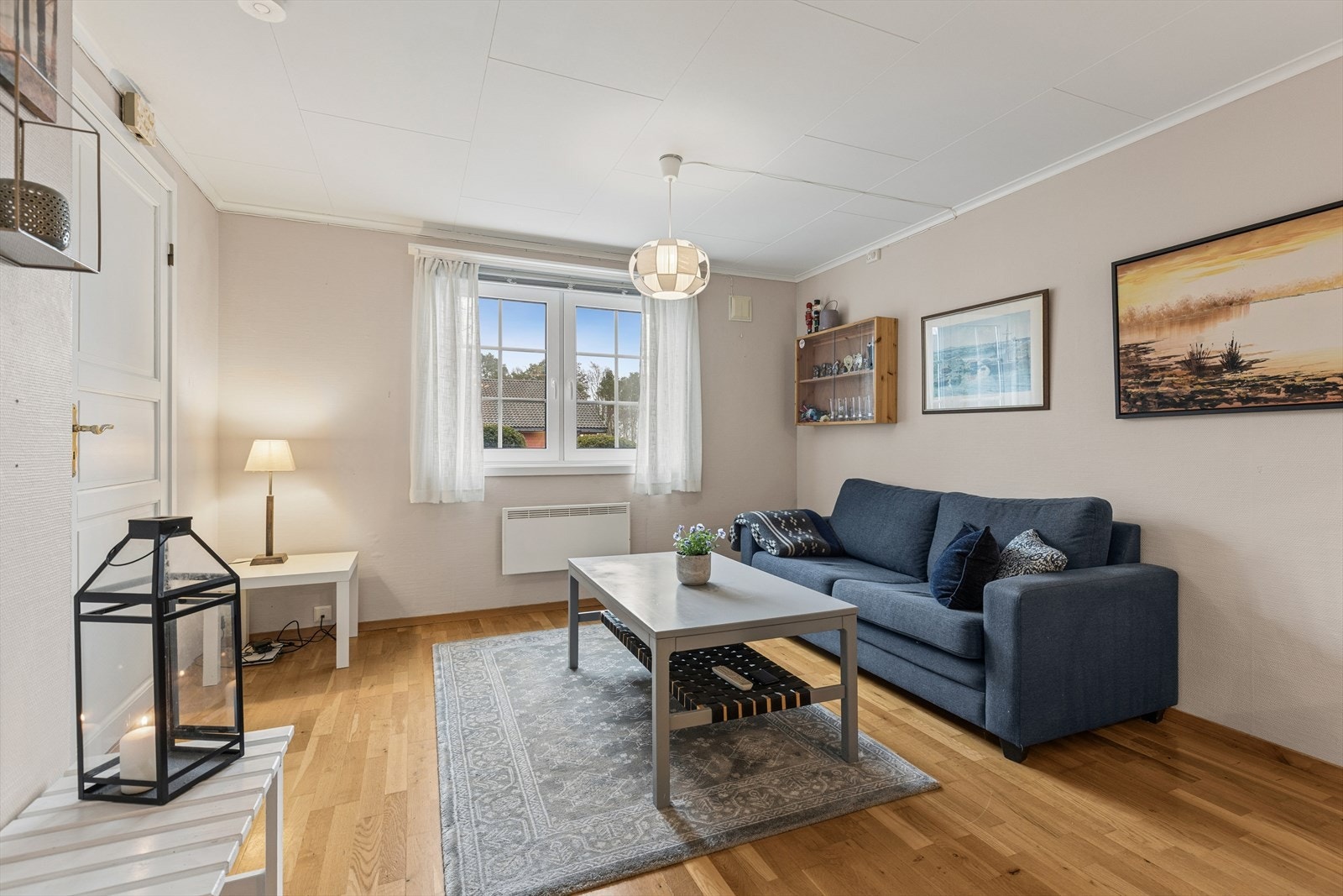 Åpen stue/kjøkkenløsning, et trivelig oppholdsrom med en praktisk åpen løsning mellom stue og kjøkken. Rommet har god plass til både sofagruppe og TV-møblement Galleribilde