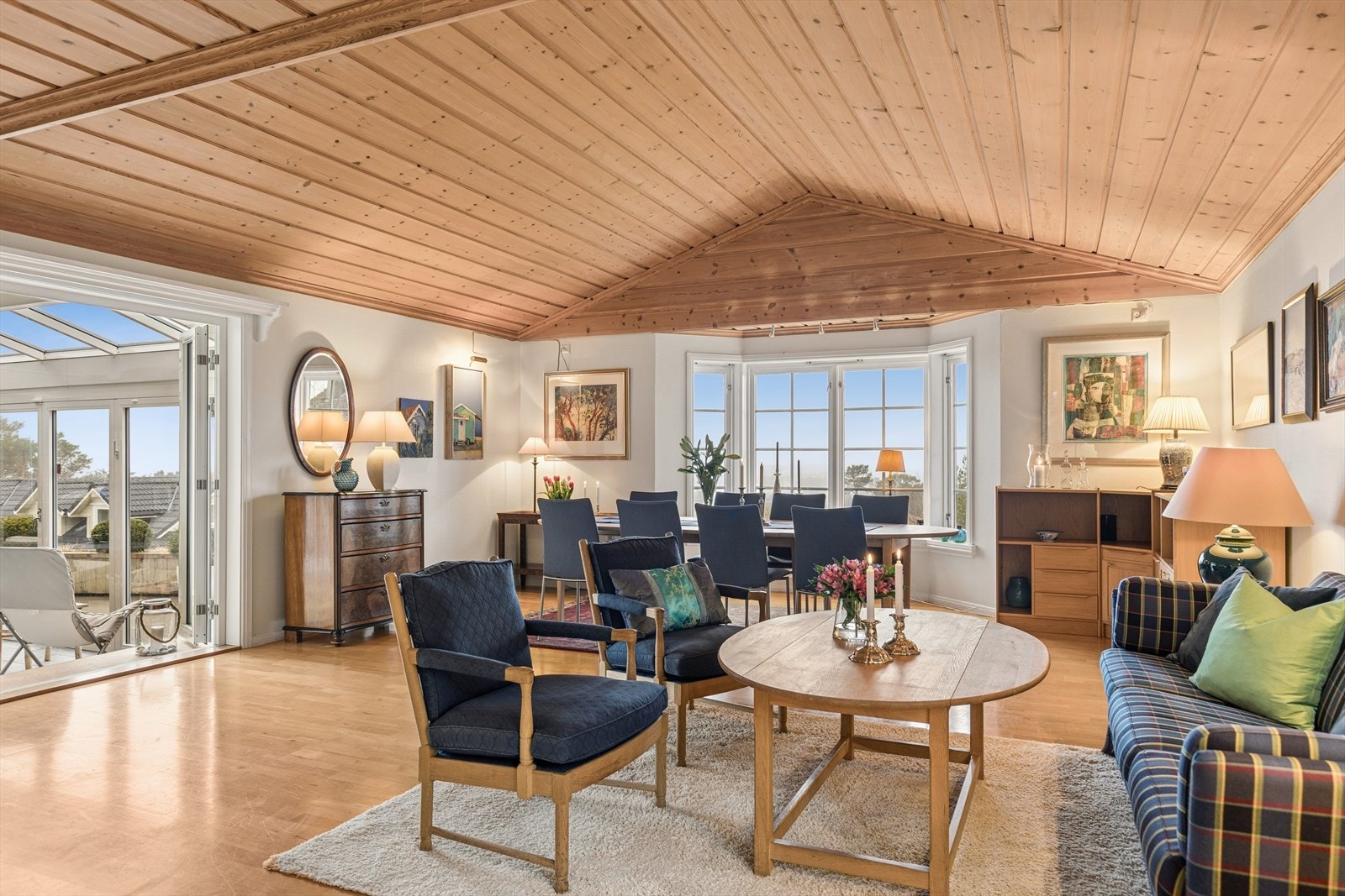 Stuen er et lyst og trivelig samlingspunkt i hjemmet, hvor det er lett å se for seg både rolige hverdagsstunder og hyggelige kvelder med familie og venner. Galleribilde