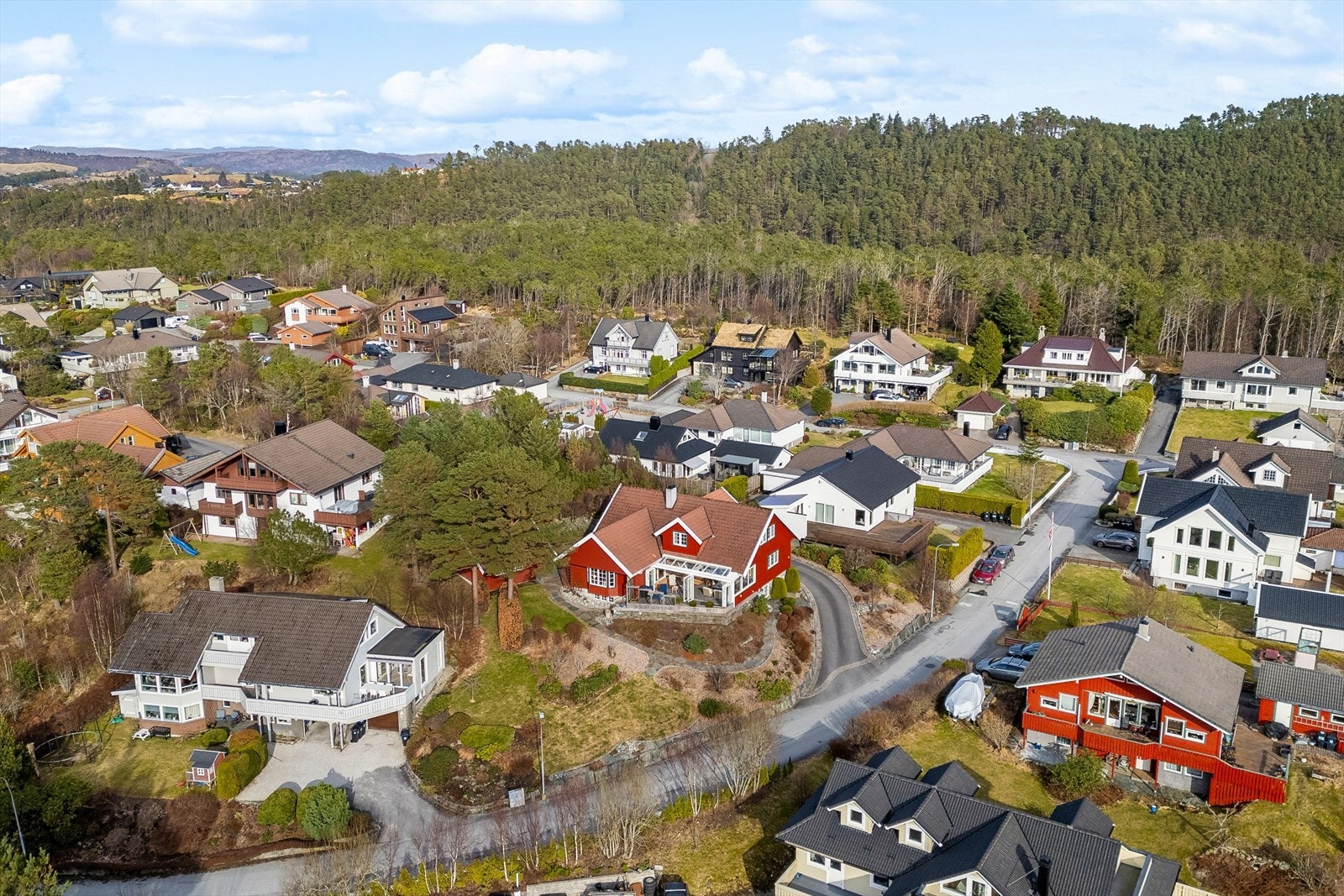 Tomten fremstår som gjennomført, velstelt og svært innbydende - pent opparbeidet med plen, steinlagte stier og variert beplantning. Galleribilde