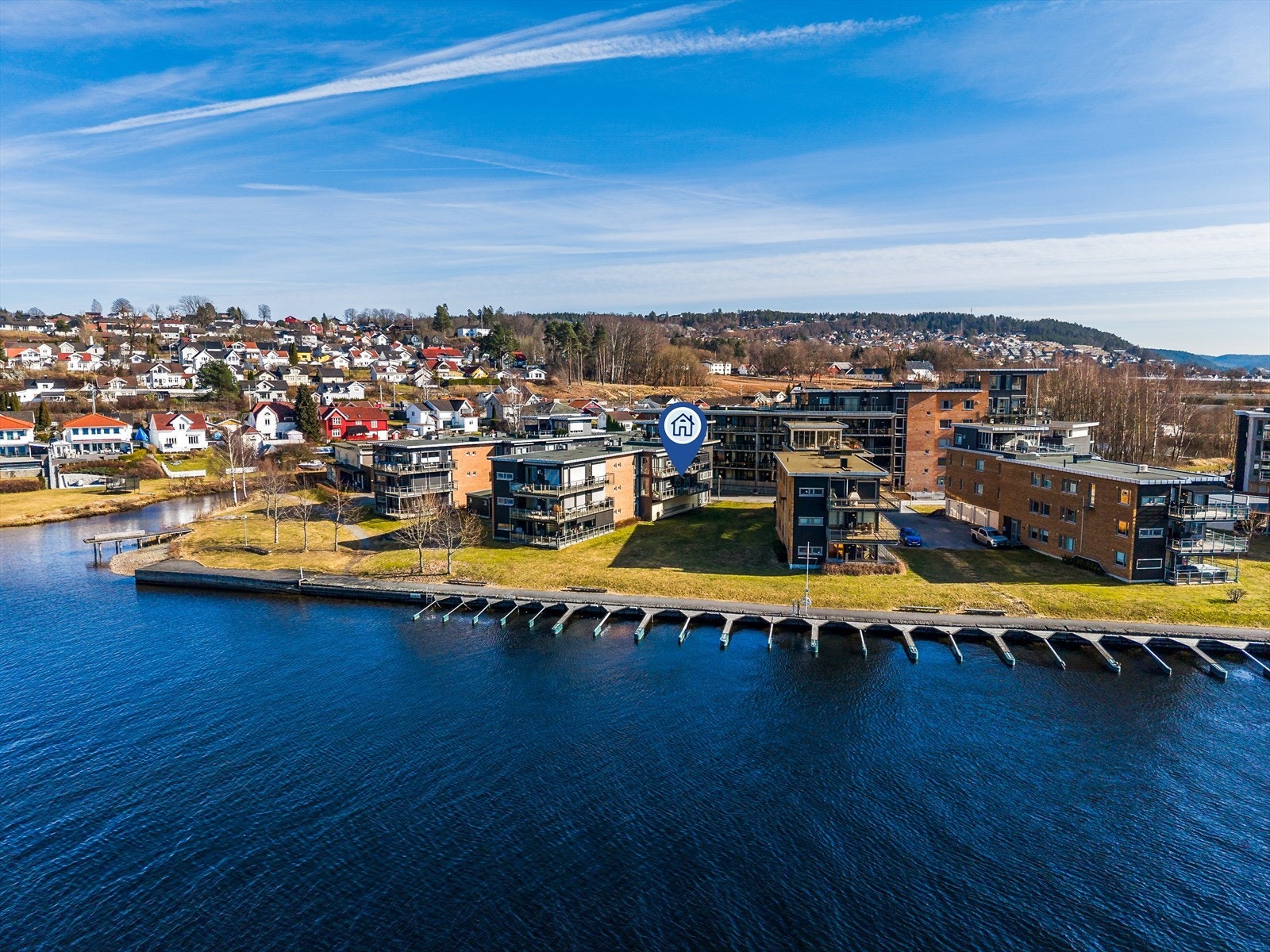 Borgestadholmen 64 er en meget tiltalende leilighet med flott beliggenhet på Borgestadholmen i Skien - et trivelig og stille nabolag, med lite biltrafikk. Boligen ligger fint til i 2.etasje, romslig balkong. Gode solforhold og nydelig utsikt. Galleribilde