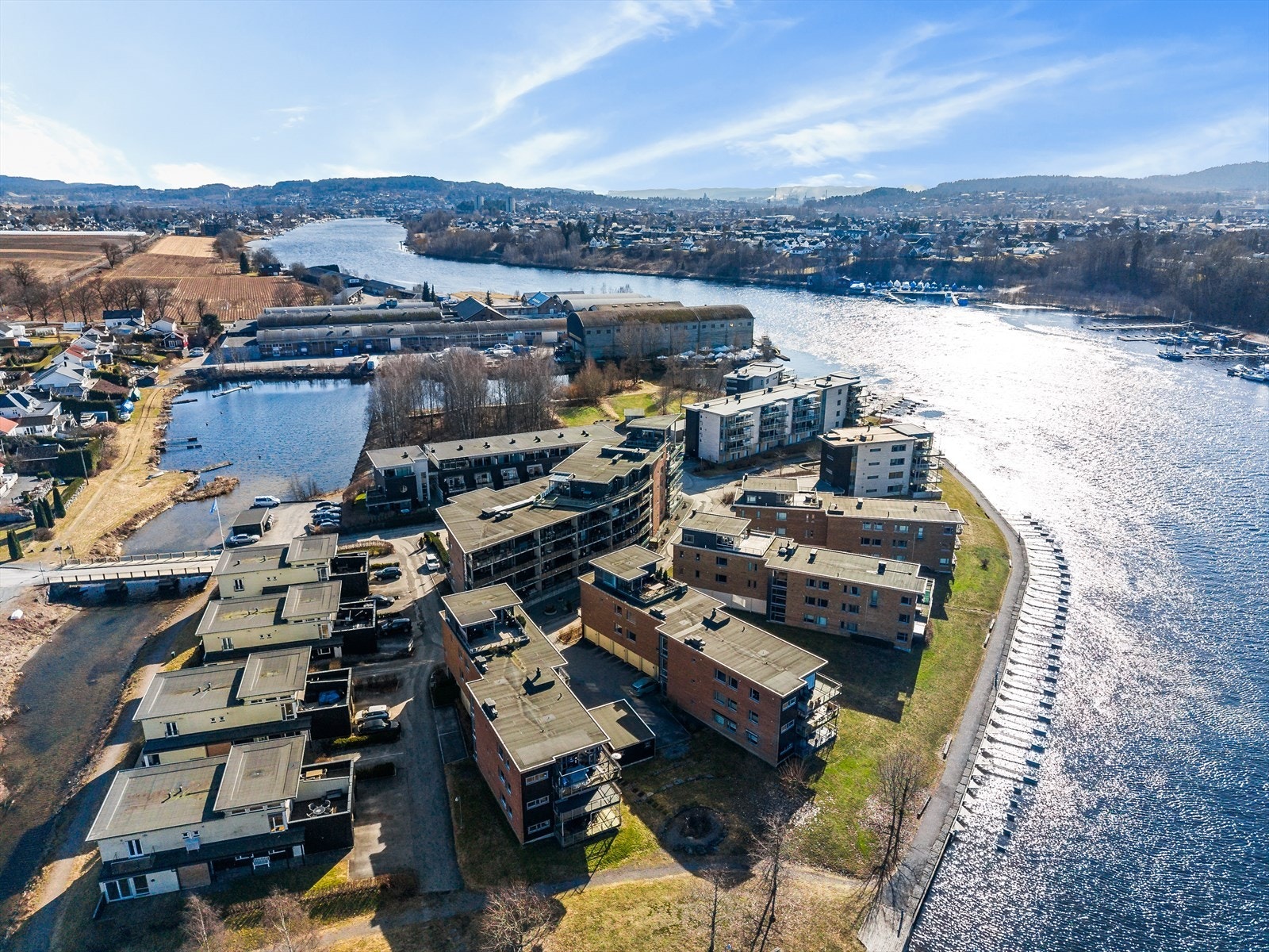 Borgestadholmen er en idyllisk liten øy med vann på alle kanter. Holmen er pent opparbeidet med fine friområder, bryggeanlegg og turstier. På sør- og nordsiden av holmen er det etablert badeplasser og sitteplasser til felles bruk. Galleribilde