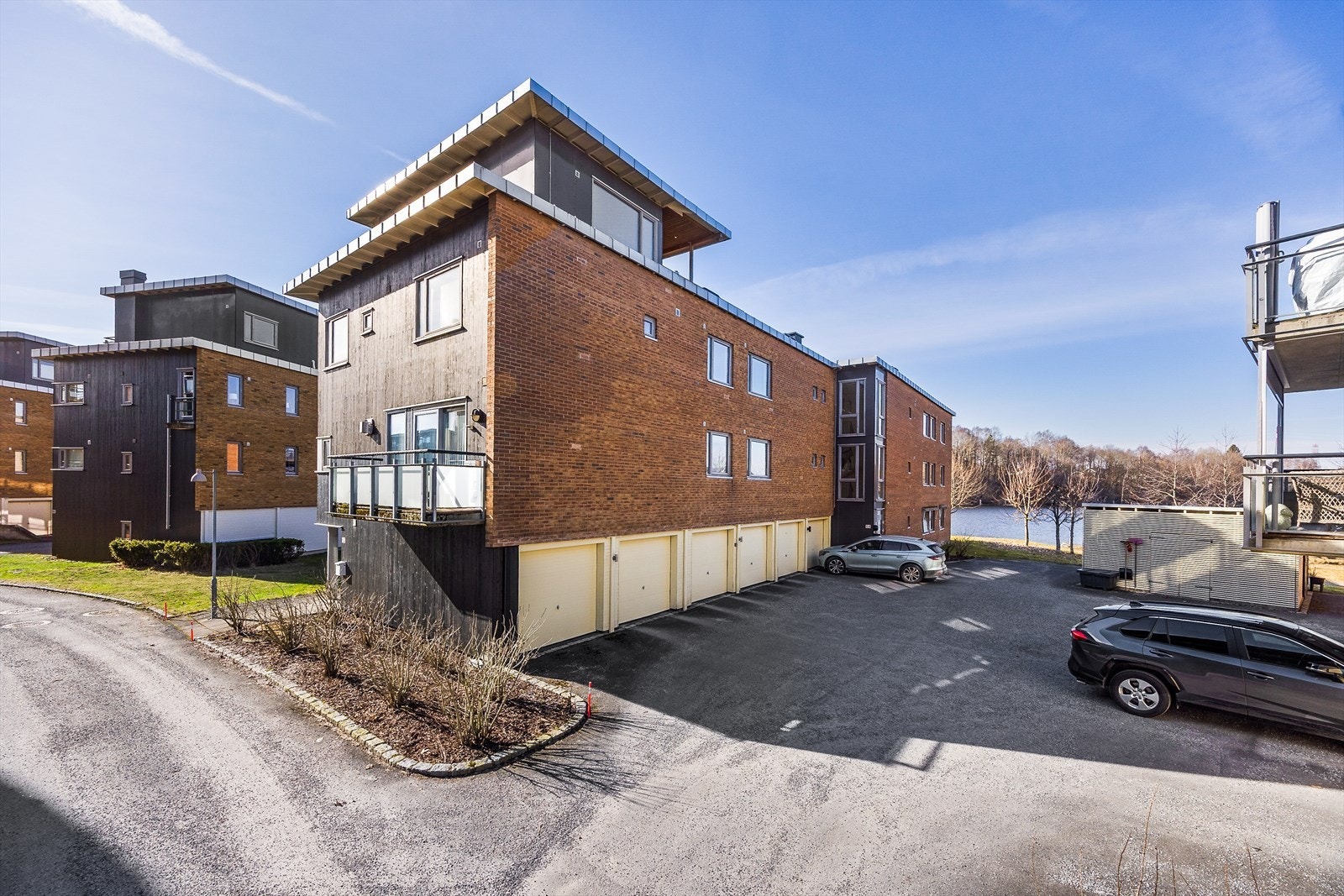 Felles garasjekjeller under bygget, hvorav leiligheten disponerer en biloppstillingsplasser og én sportsbod. Galleribilde