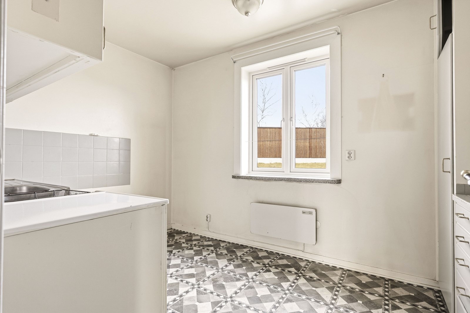 Kjøkkenet er et separat og lyst rom, som er et godt utgangspunkt for modernisering. Galleribilde