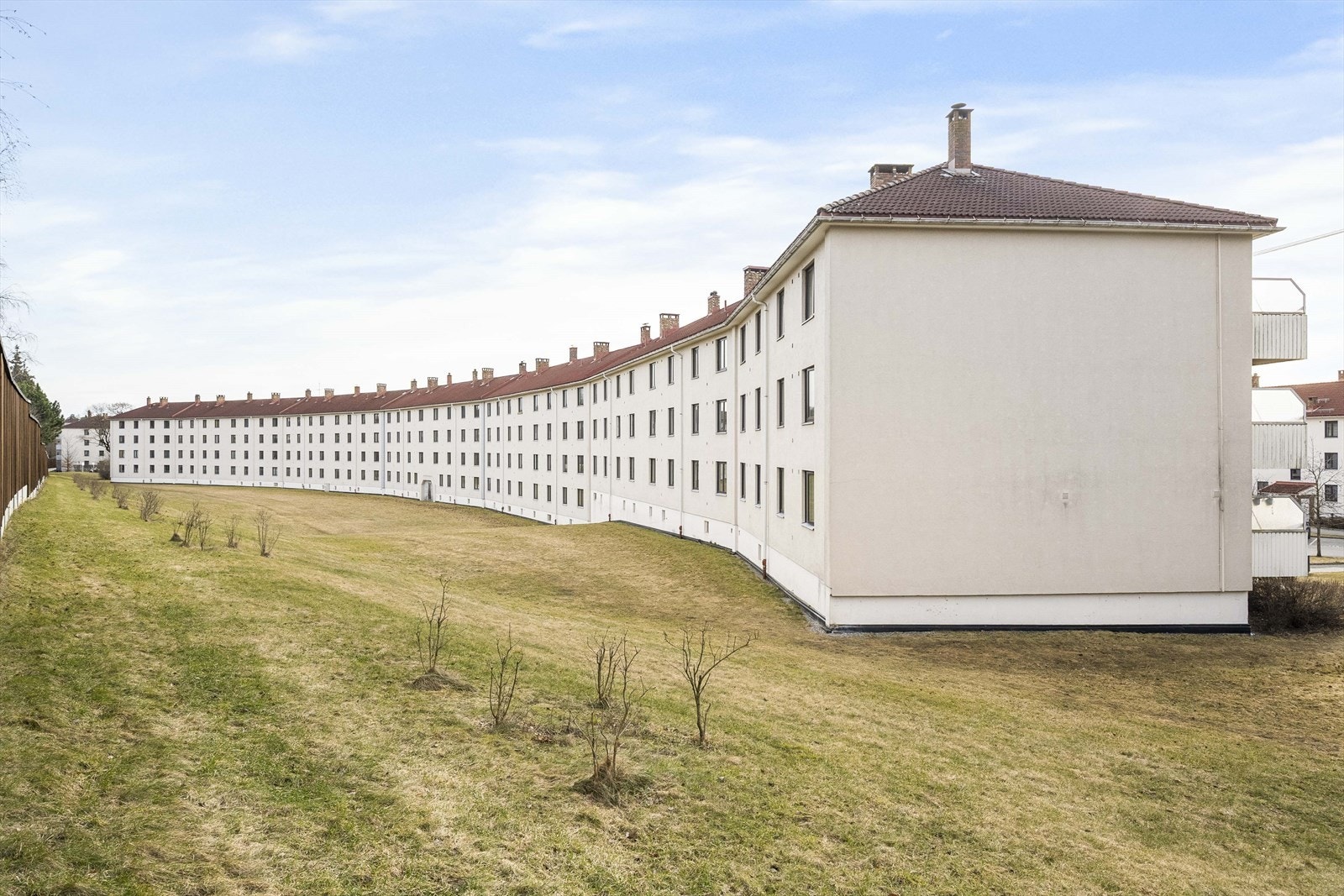 Den lange, buede bygningen er et velkjent og karakteristisk trekk ved Teisen. Galleribilde