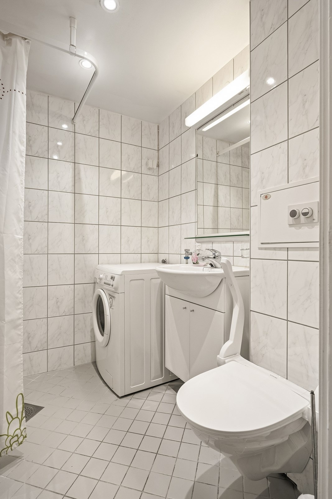 Badet er oppusset i regi av borettslag mellom 2004/2006 og er flislagt, har vegghengt toalett, dusjhjørne og opplegg for vaskemaskin. Vaskemaskin medfølger. Galleribilde