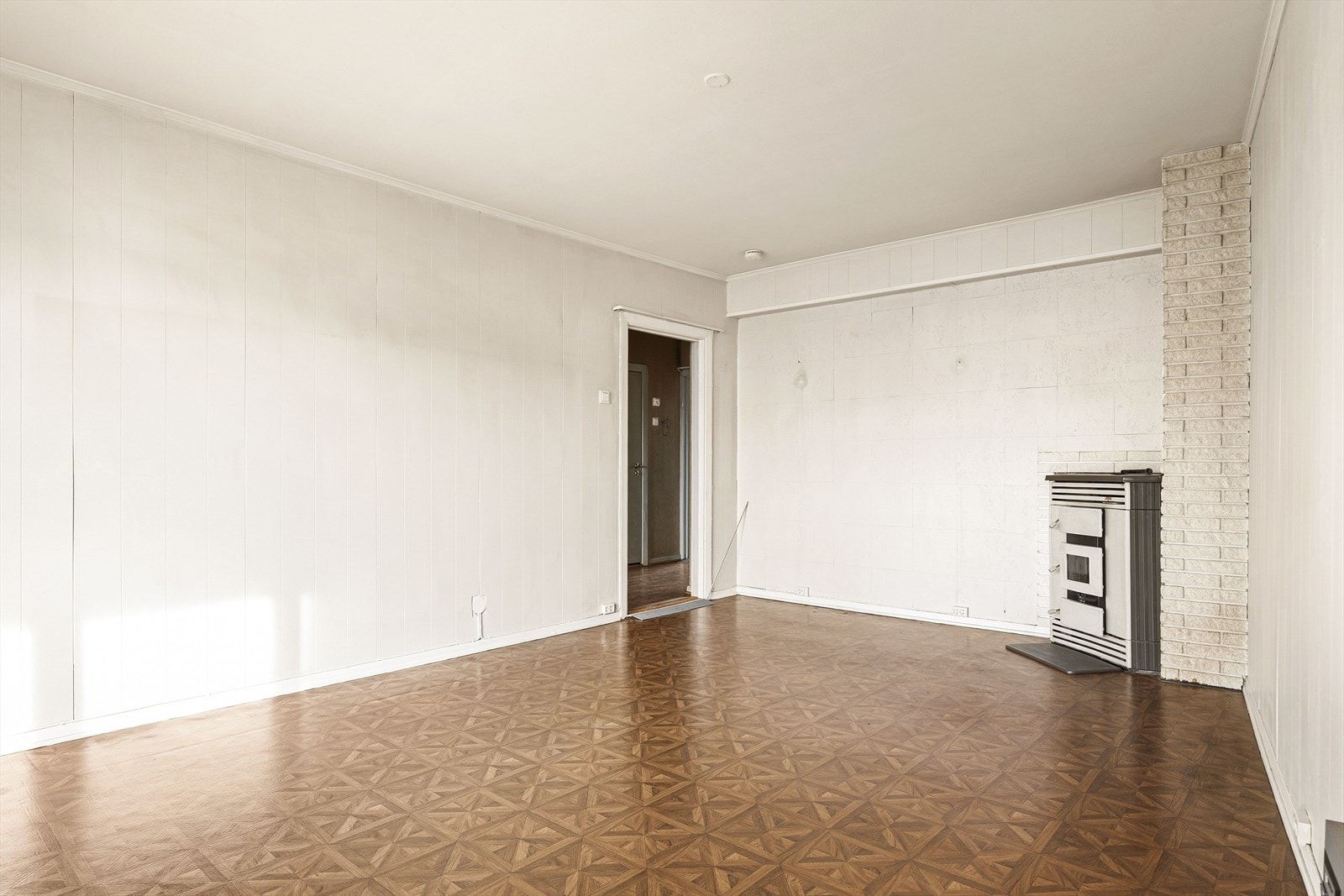 Rommet har god plass til både sofa og en egen spiseplass. Galleribilde