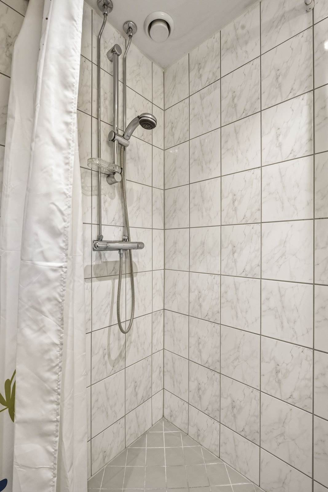 Badet har ventilasjon via en naturlig oppdriftsventil og tilluft gjennom luftespalte under dør. Galleribilde