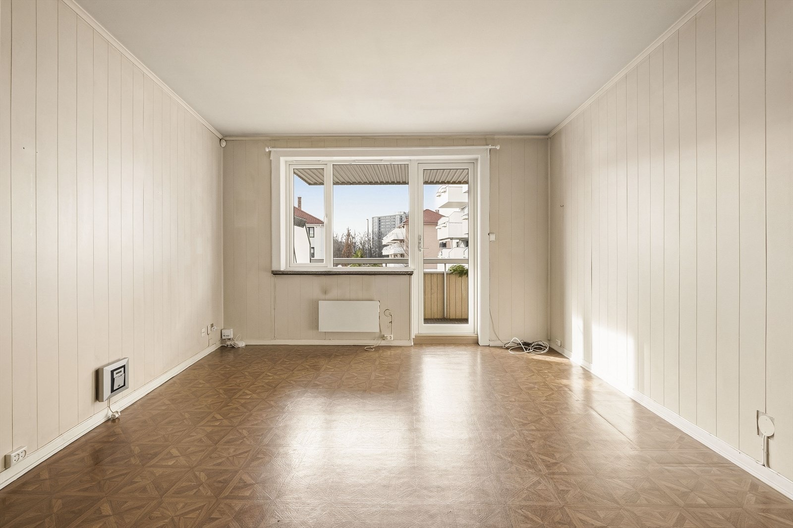 Det er store vindusflater som gir rikelig med naturlig lys i stuen. Galleribilde