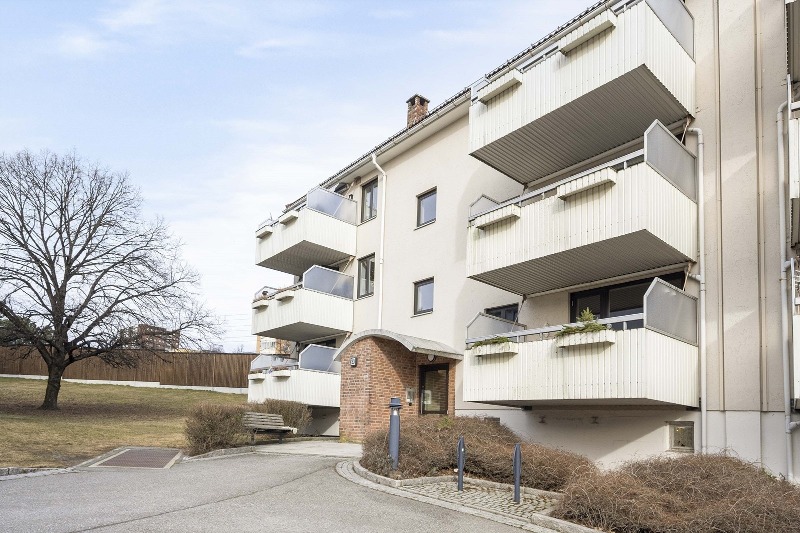 Teisen Vest borettslag fremstår som velholdt, med opparbeidede plener og interne veier. Galleribilde