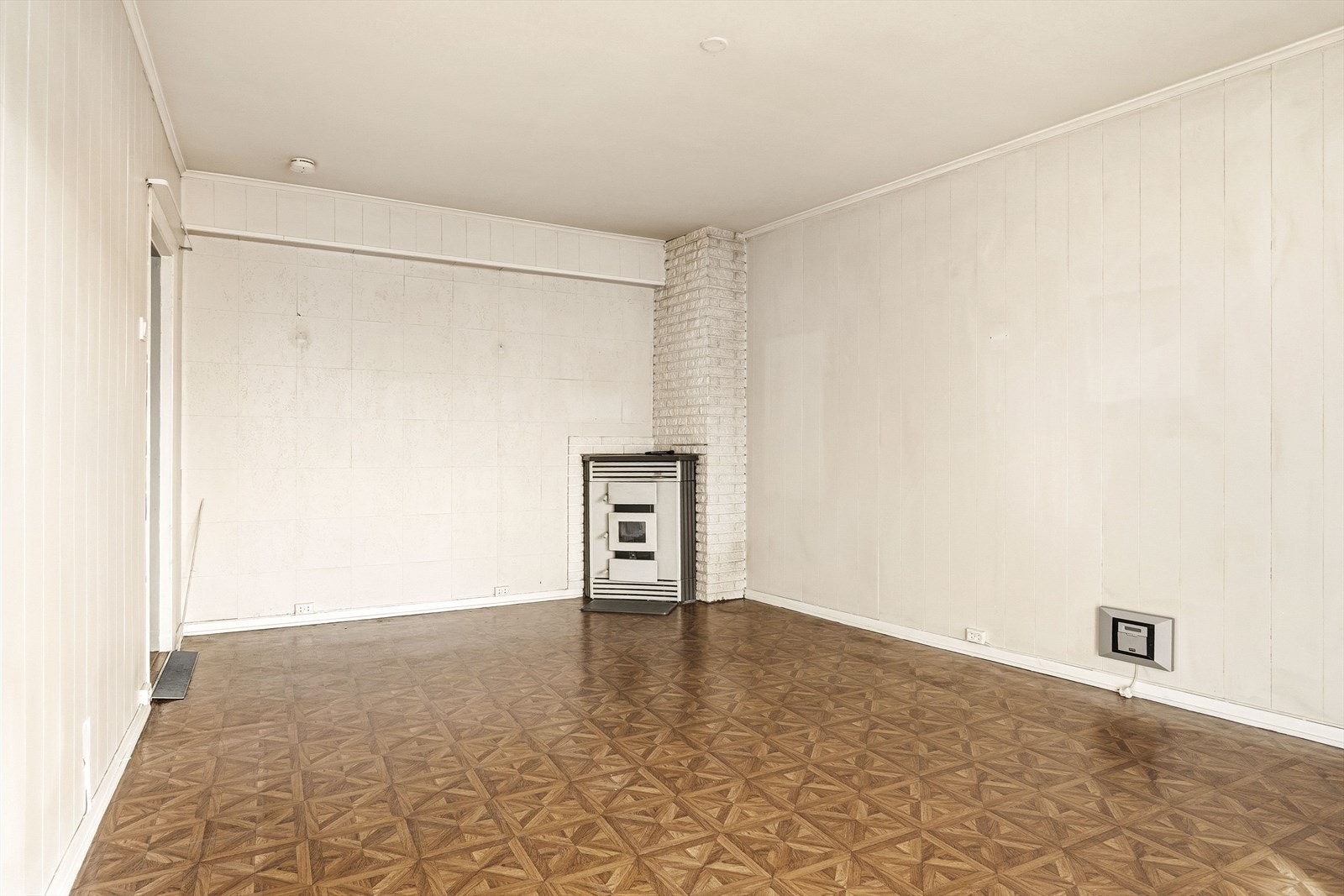 I hjørnet av stuen står et eldre ildsted. Galleribilde