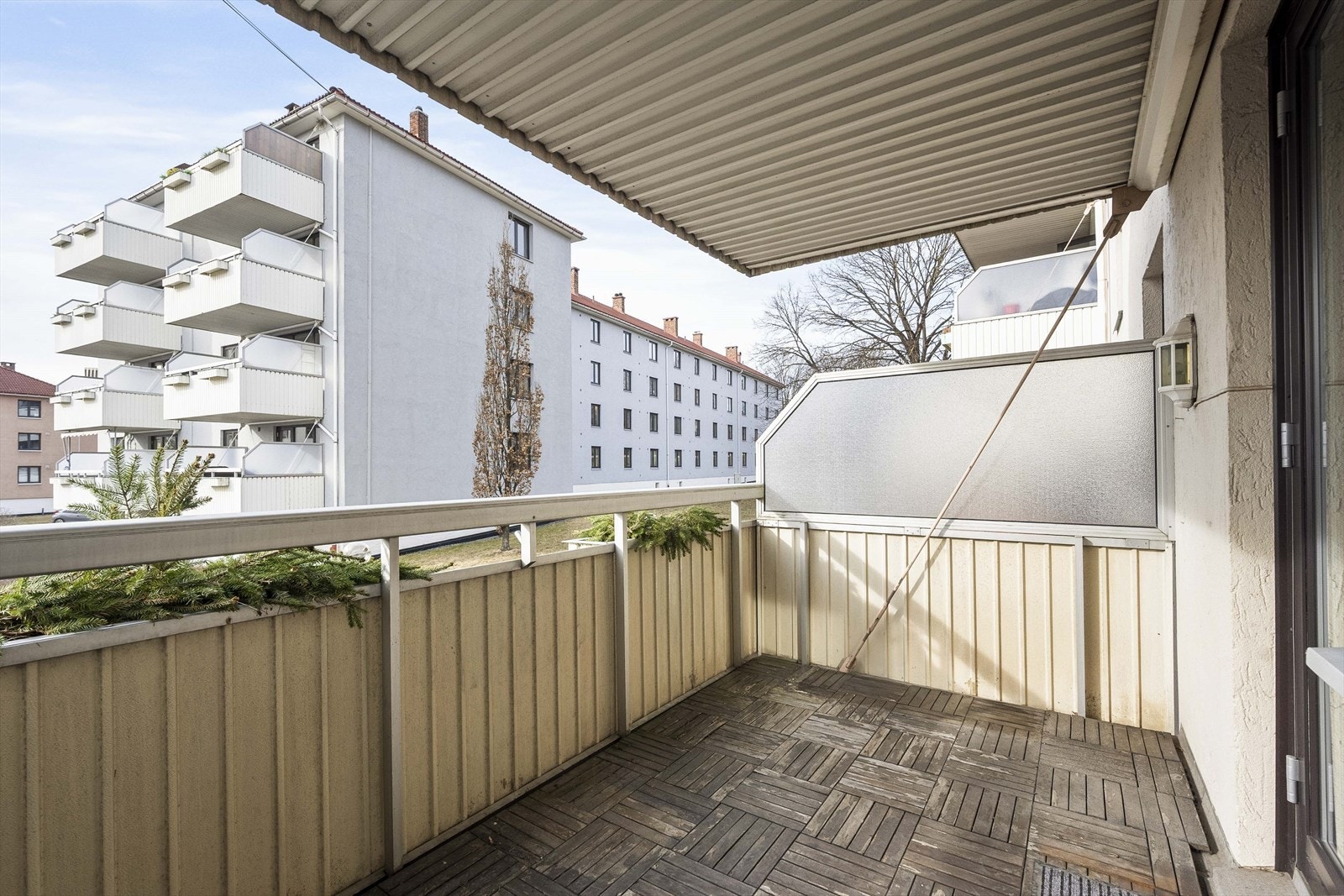 Den vestvendte balkongen på 7 m² har plass til en sittegruppe og er belagt med treheller. Galleribilde