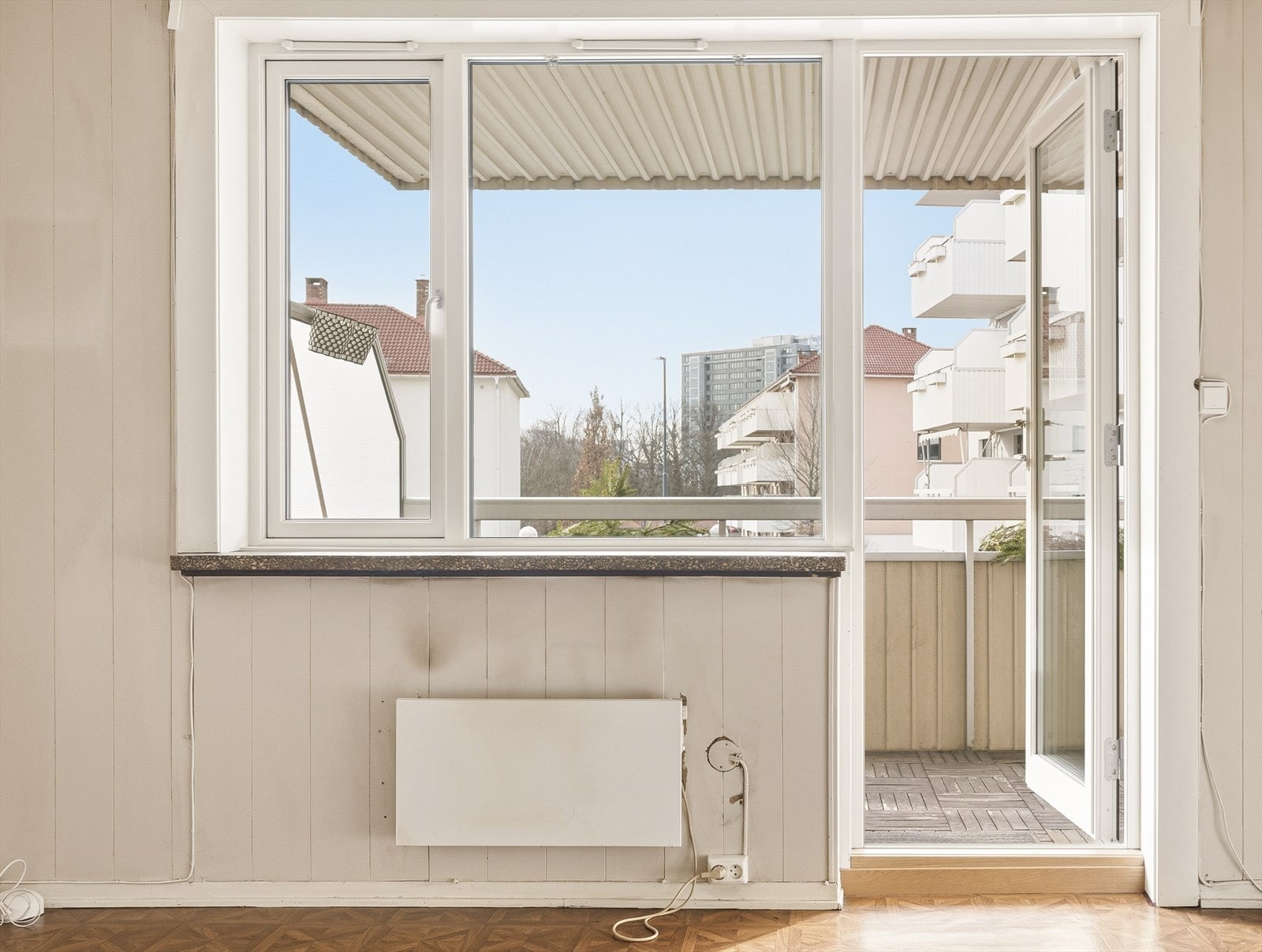 Balkongdøren fra 2018 har 3-lags isolerglass som bidrar til god termisk komfort og støyreduksjon. Galleribilde