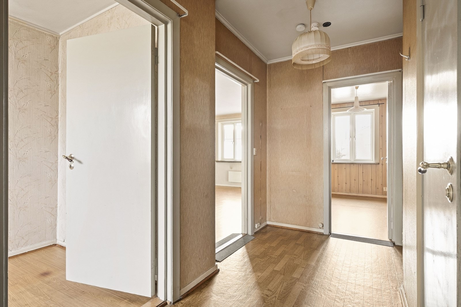 Fra gangen er det tilgang til kjøkken, stue, bad og ett av soverommene. Galleribilde