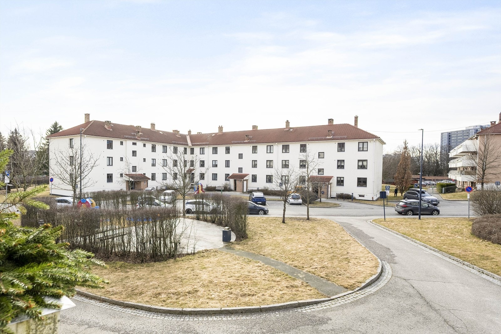 Nærområdet er preget av etablert boligbebyggelse og grønne lunger. Galleribilde