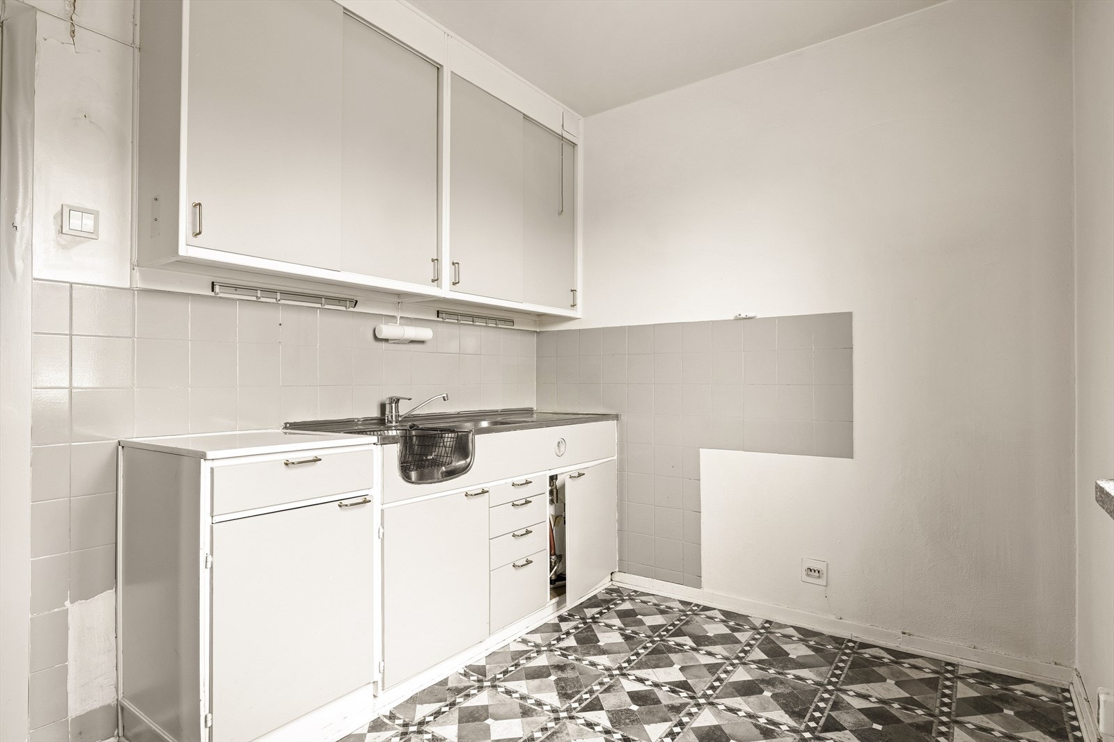 Innredningen har glatte fronter og en benkeplate i en kombinasjon av aluminium og flis. Galleribilde