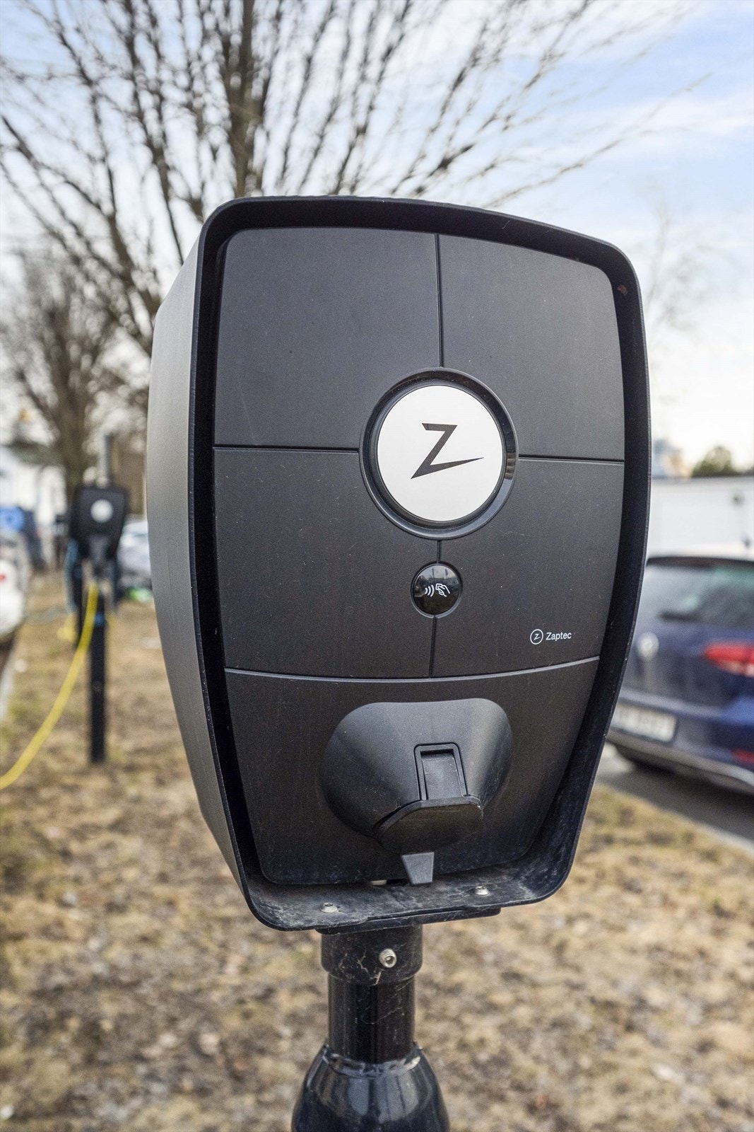 Det er tilrettelagt for elbillading i borettslaget, med ladestolper fra Zaptec. Galleribilde