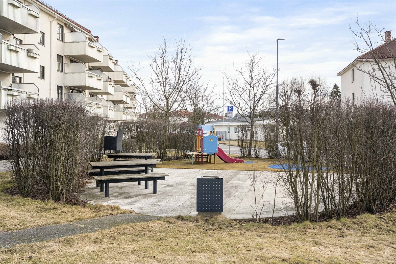 Borettslaget har hyggelige fellesarealer med sittegrupper og lekeplass for de minste. Galleribilde