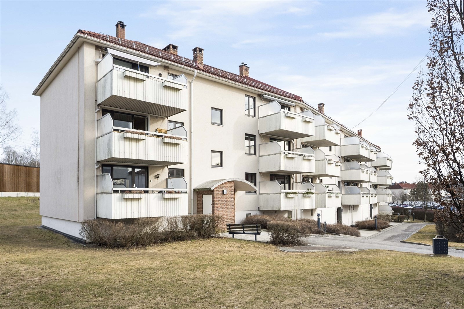Bygningen er fra 1953 og har en solid konstruksjon i mur og betong med pusset fasade. Galleribilde
