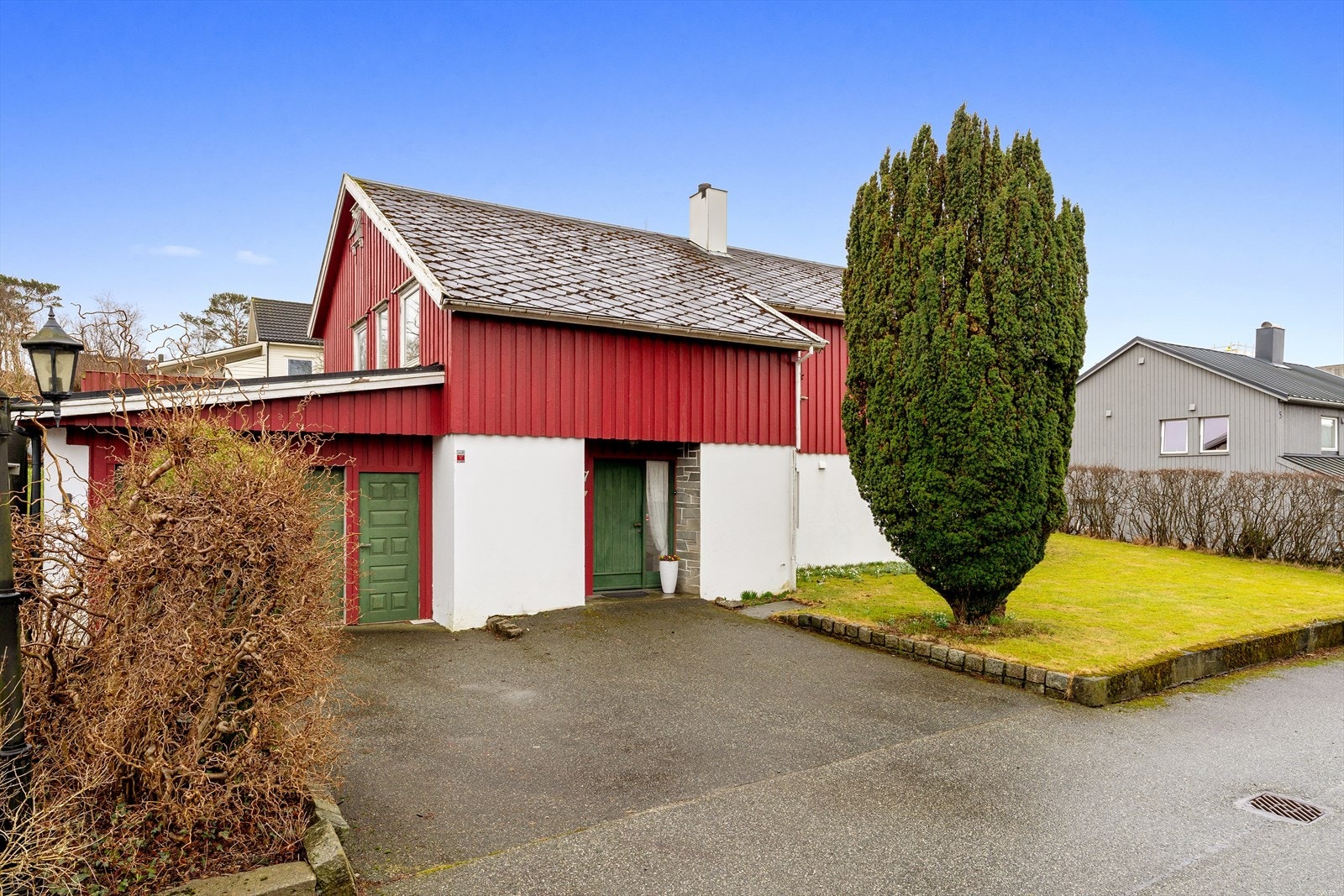 Påbygg av garasje og lagerrom ble oppført i 1995 Galleribilde