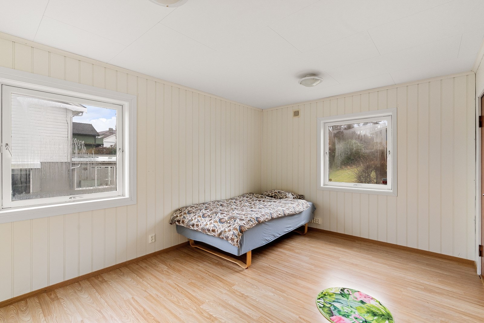 Stort soverom som er inndelt som 2 soverom på originale tegninger. Galleribilde